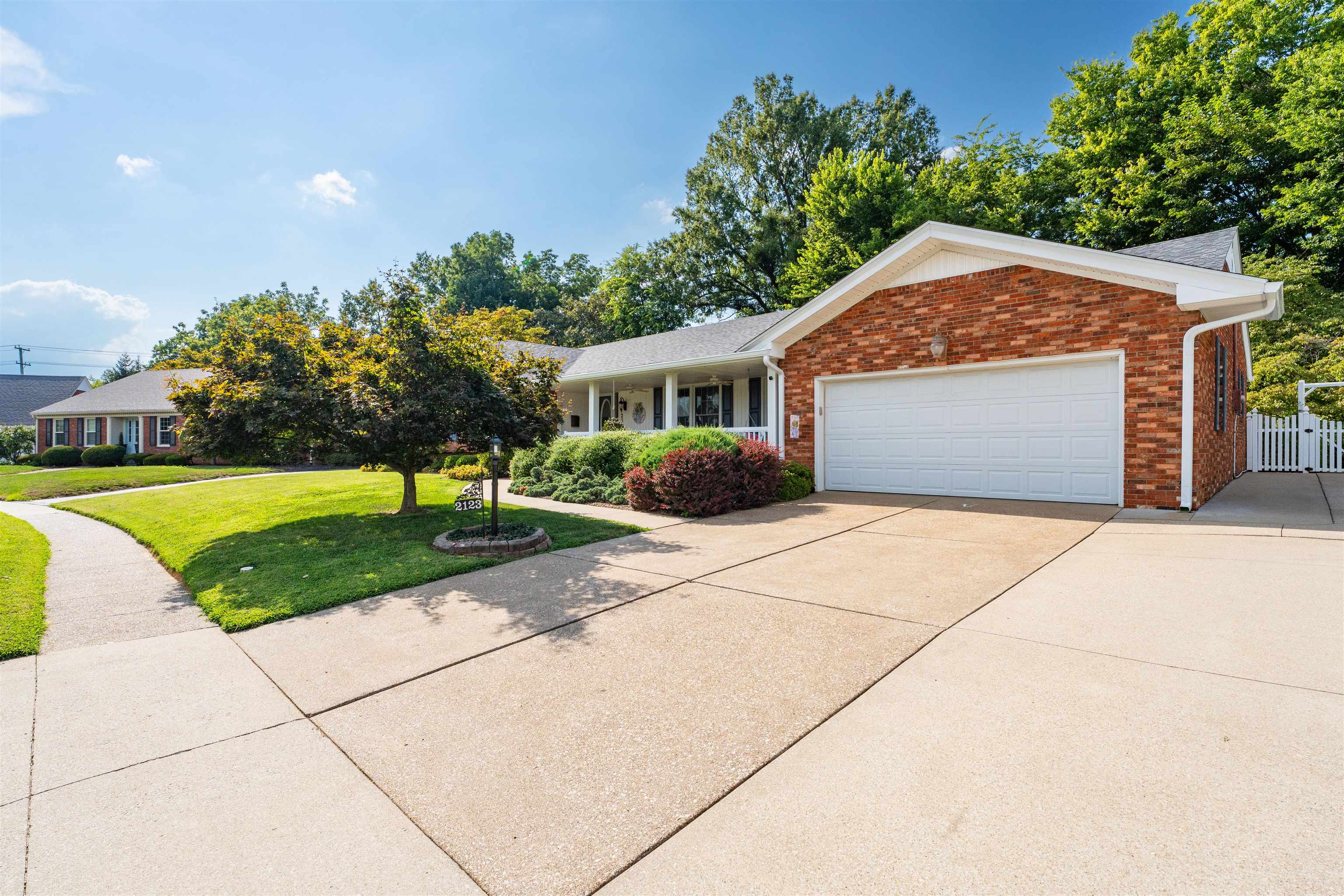2123 Fieldcrest Dr, Owensboro, Kentucky 42301, 4 Bedrooms Bedrooms, ,2 BathroomsBathrooms,Single Family Residence,For Sale,Fieldcrest Dr,92820
