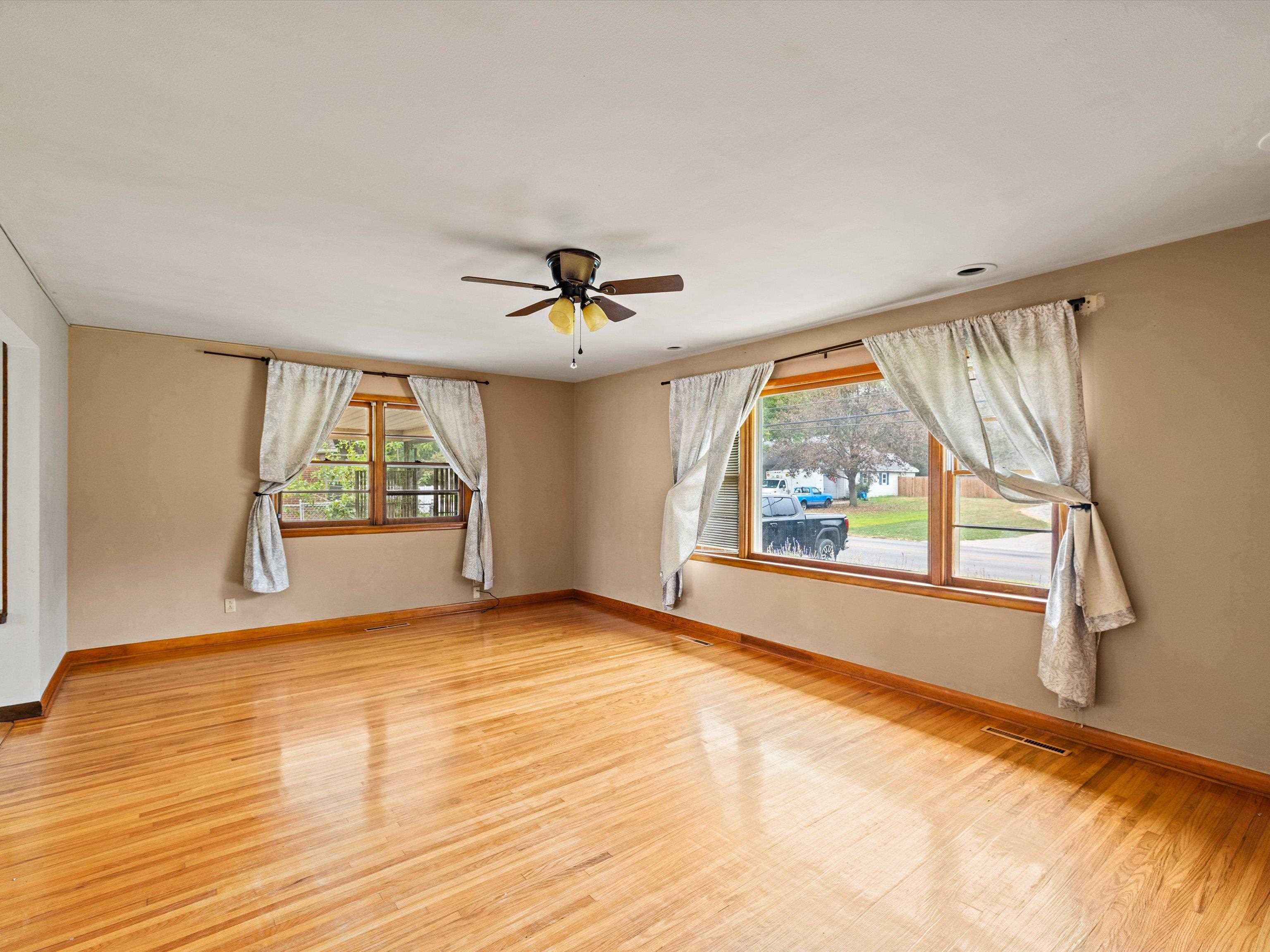 2412 Elm St., Henderson, Kentucky 42420, 4 Bedrooms Bedrooms, ,2 BathroomsBathrooms,Single Family Residence,For Sale,Elm St.,92838