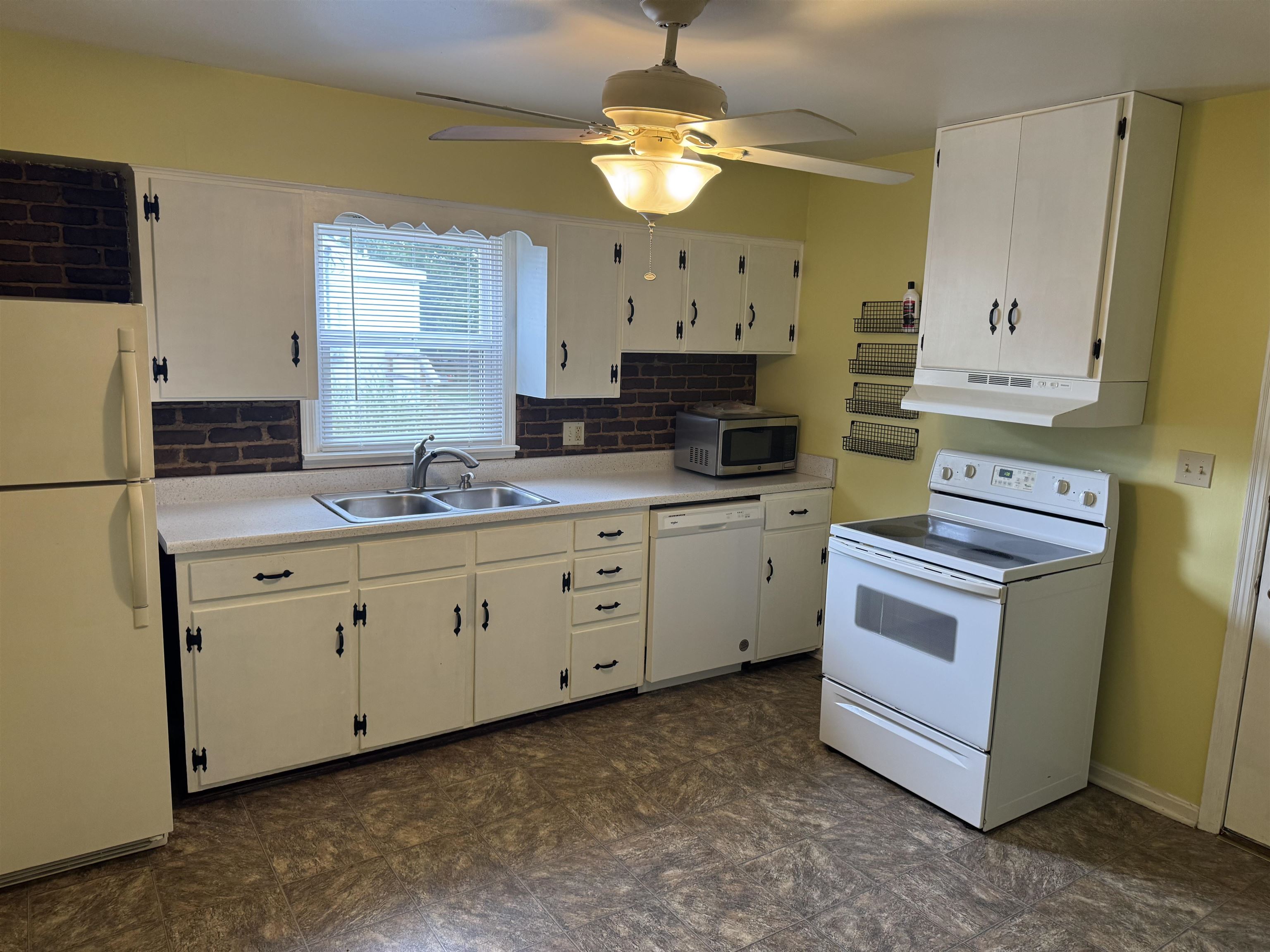 818 Letcher St, Henderson, Kentucky 42420, 2 Bedrooms Bedrooms, ,1 BathroomBathrooms,Single Family Residence,For Sale,Letcher St,92877
