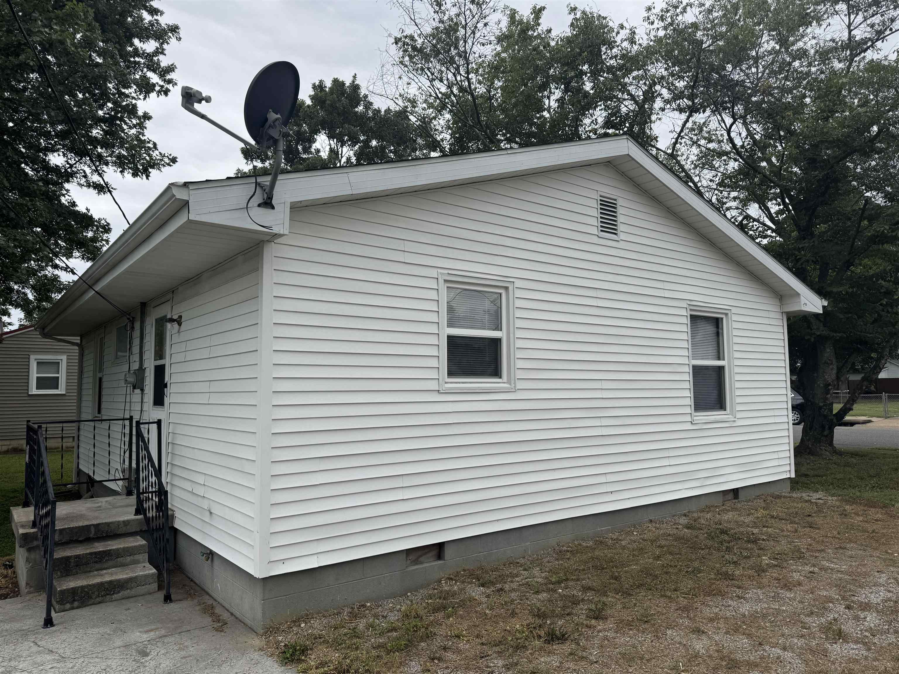 818 Letcher St, Henderson, Kentucky 42420, 2 Bedrooms Bedrooms, ,1 BathroomBathrooms,Single Family Residence,For Sale,Letcher St,92877