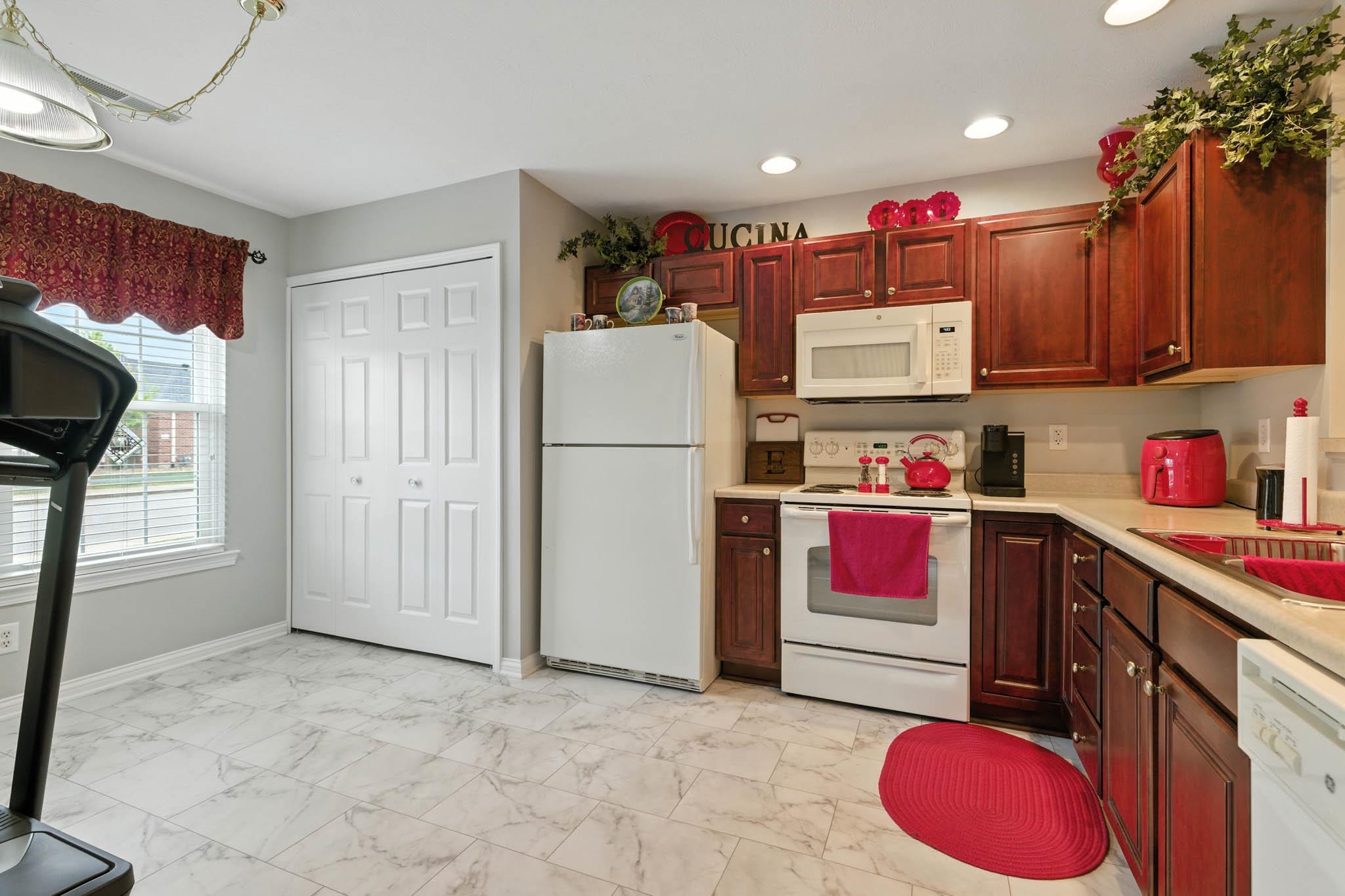 2027 Viola Gardens, Owensboro, Kentucky 42303, 2 Bedrooms Bedrooms, ,2 BathroomsBathrooms,Condominium,For Sale,Viola Gardens,92878