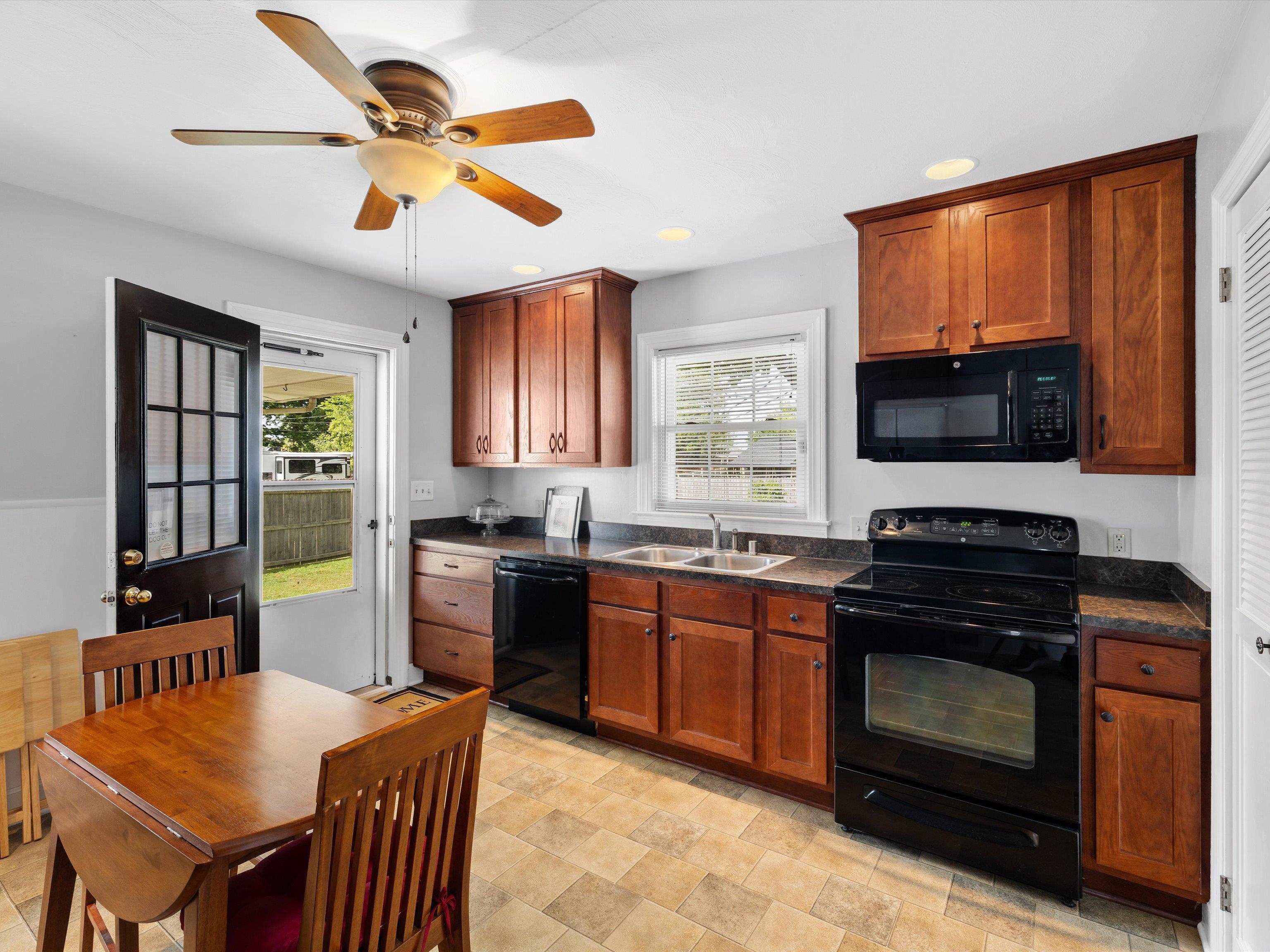 725 Canterbury Rd, Owensboro, Kentucky 42303, 2 Bedrooms Bedrooms, ,1 BathroomBathrooms,Single Family Residence,For Sale,Canterbury Rd,92930