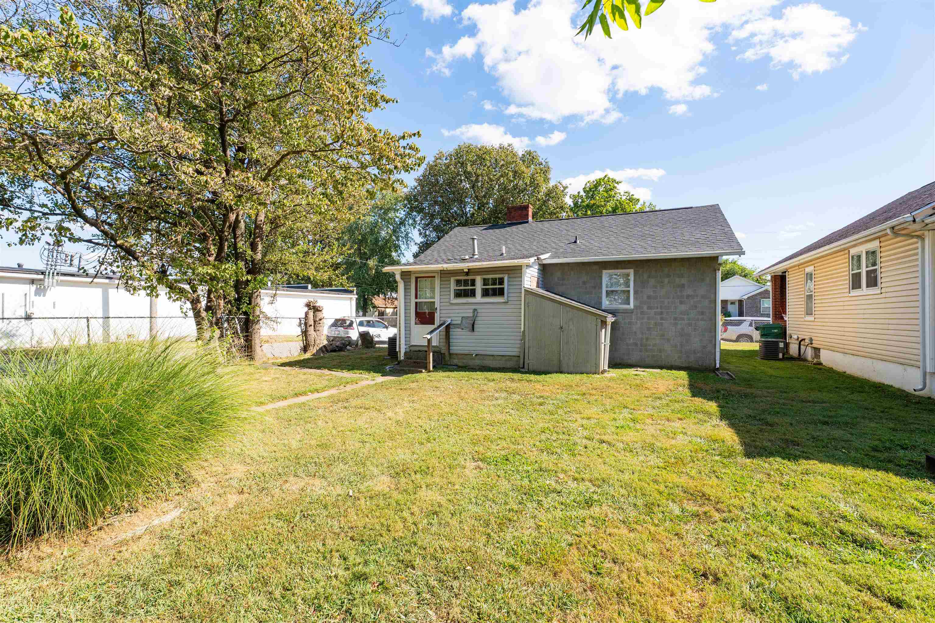 1101 W 11th Street, Owensboro, Kentucky 42301, 1 Bedroom Bedrooms, ,1 BathroomBathrooms,Single Family Residence,For Sale,W 11th Street,92939