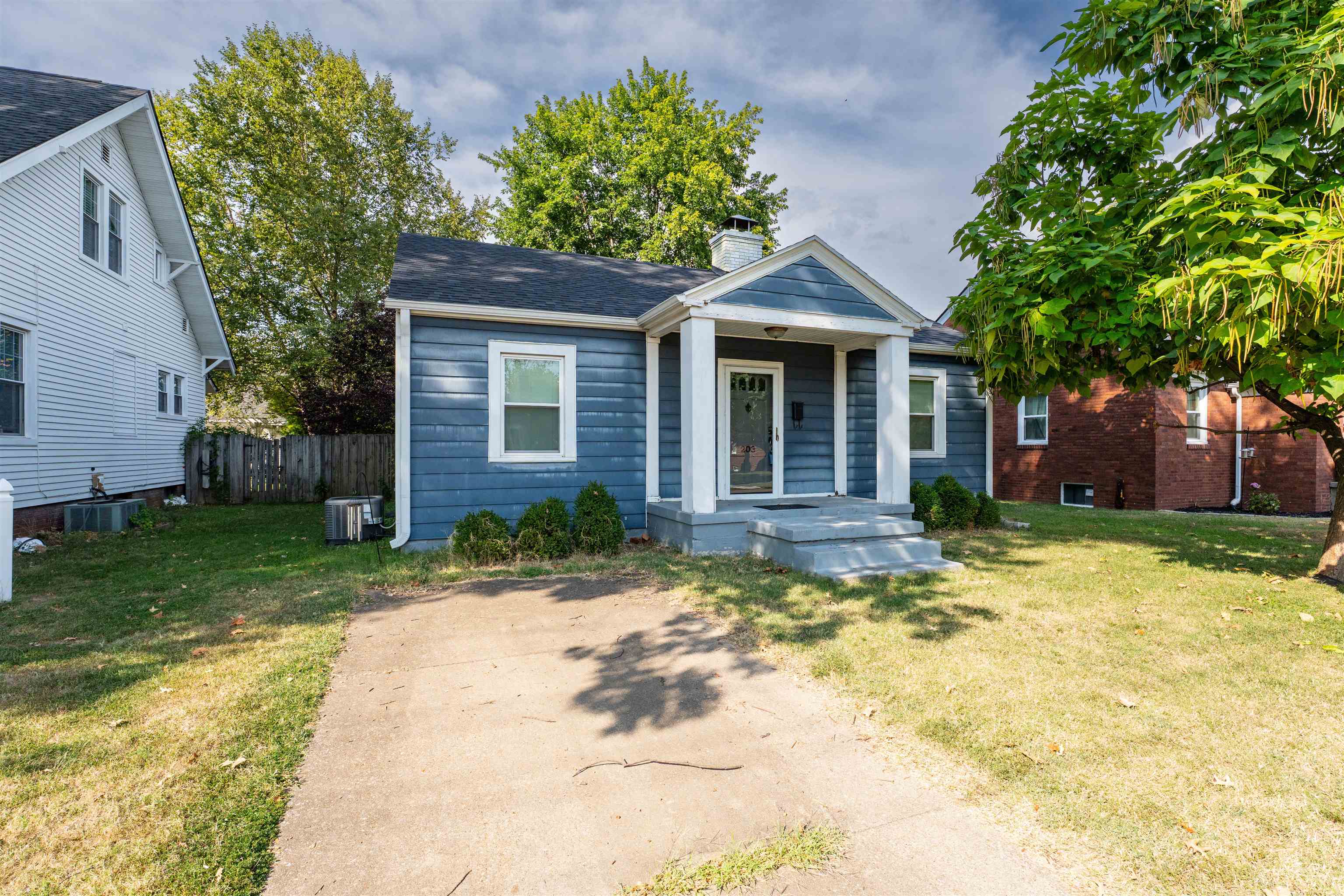 203 24th Street, Owensboro, Kentucky 42303, 2 Bedrooms Bedrooms, ,1 BathroomBathrooms,Single Family Residence,For Sale,24th Street,93100