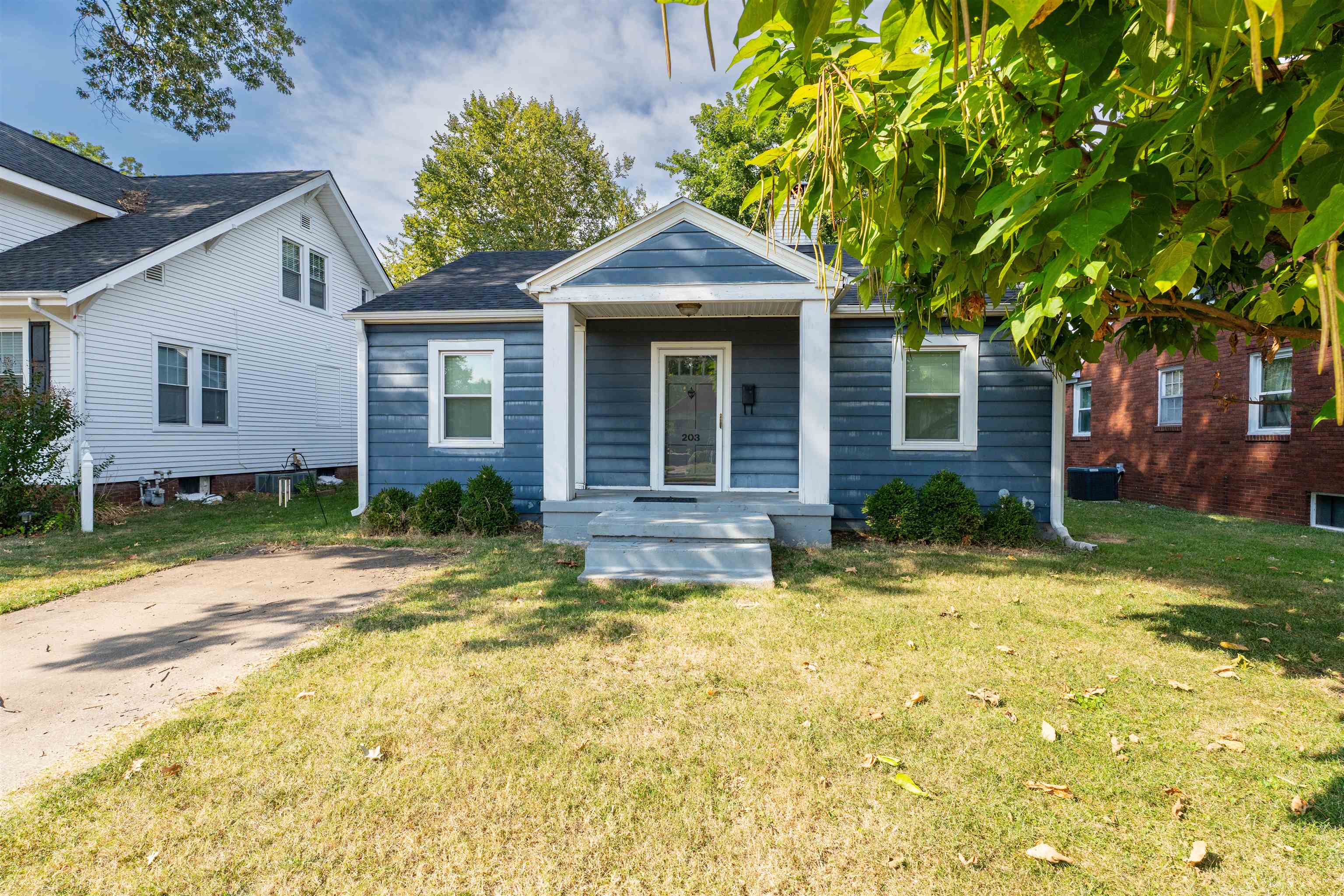 203 24th Street, Owensboro, Kentucky 42303, 2 Bedrooms Bedrooms, ,1 BathroomBathrooms,Single Family Residence,For Sale,24th Street,93100