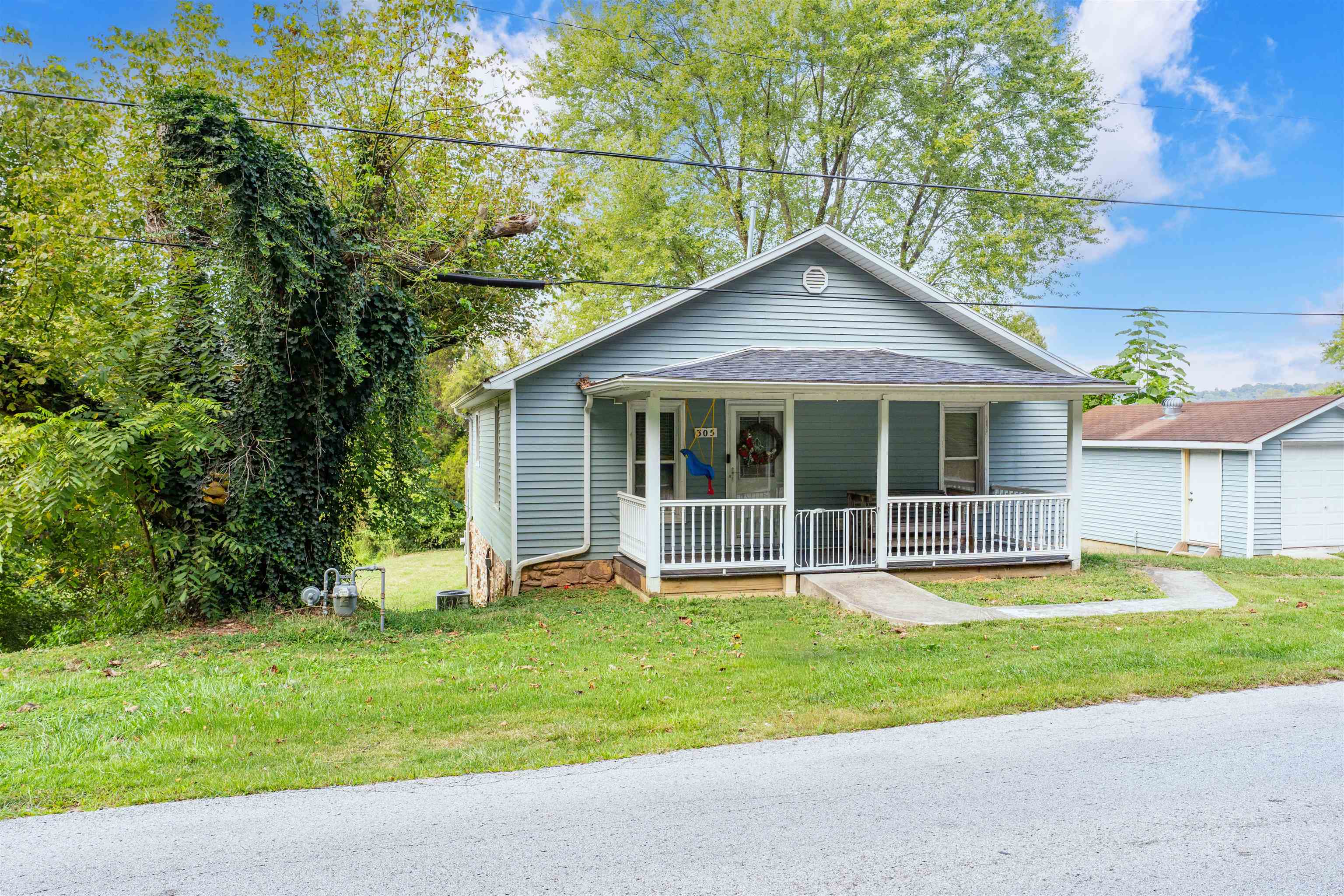 305 Harrison St., Hawesville, Kentucky 42348, 2 Bedrooms Bedrooms, ,1 BathroomBathrooms,Single Family Residence,For Sale,Harrison St.,93101