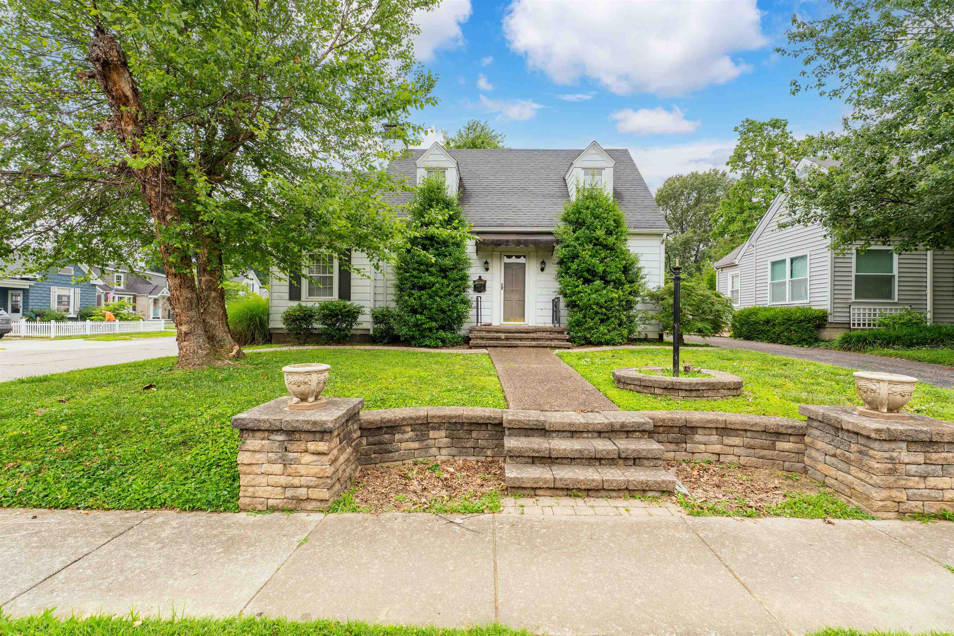 2216 Locust St, Owensboro, Kentucky 42301, 2 Bedrooms Bedrooms, ,1 BathroomBathrooms,Single Family Residence,For Sale,Locust St,93106