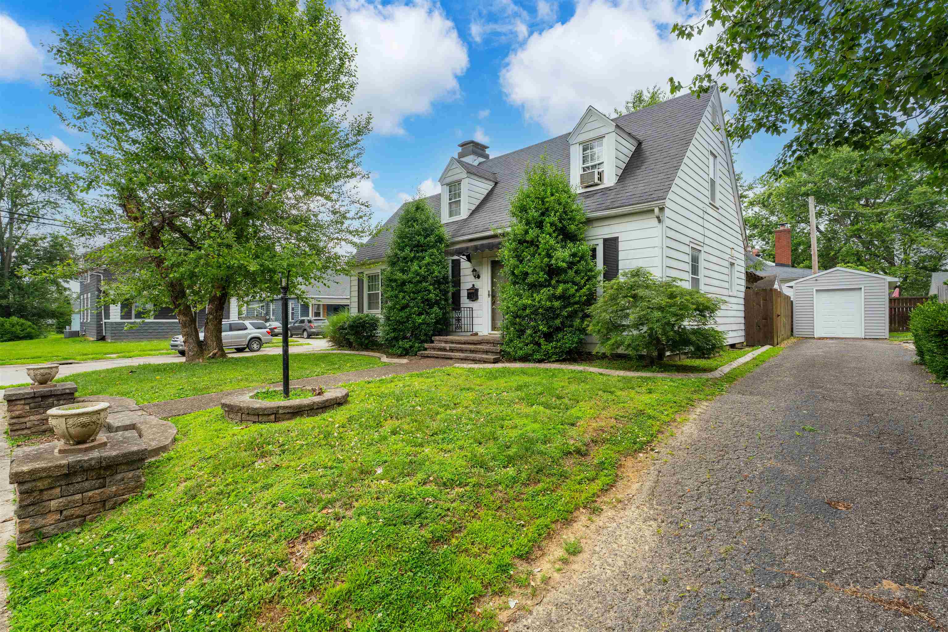 2216 Locust St, Owensboro, Kentucky 42301, 2 Bedrooms Bedrooms, ,1 BathroomBathrooms,Single Family Residence,For Sale,Locust St,93106