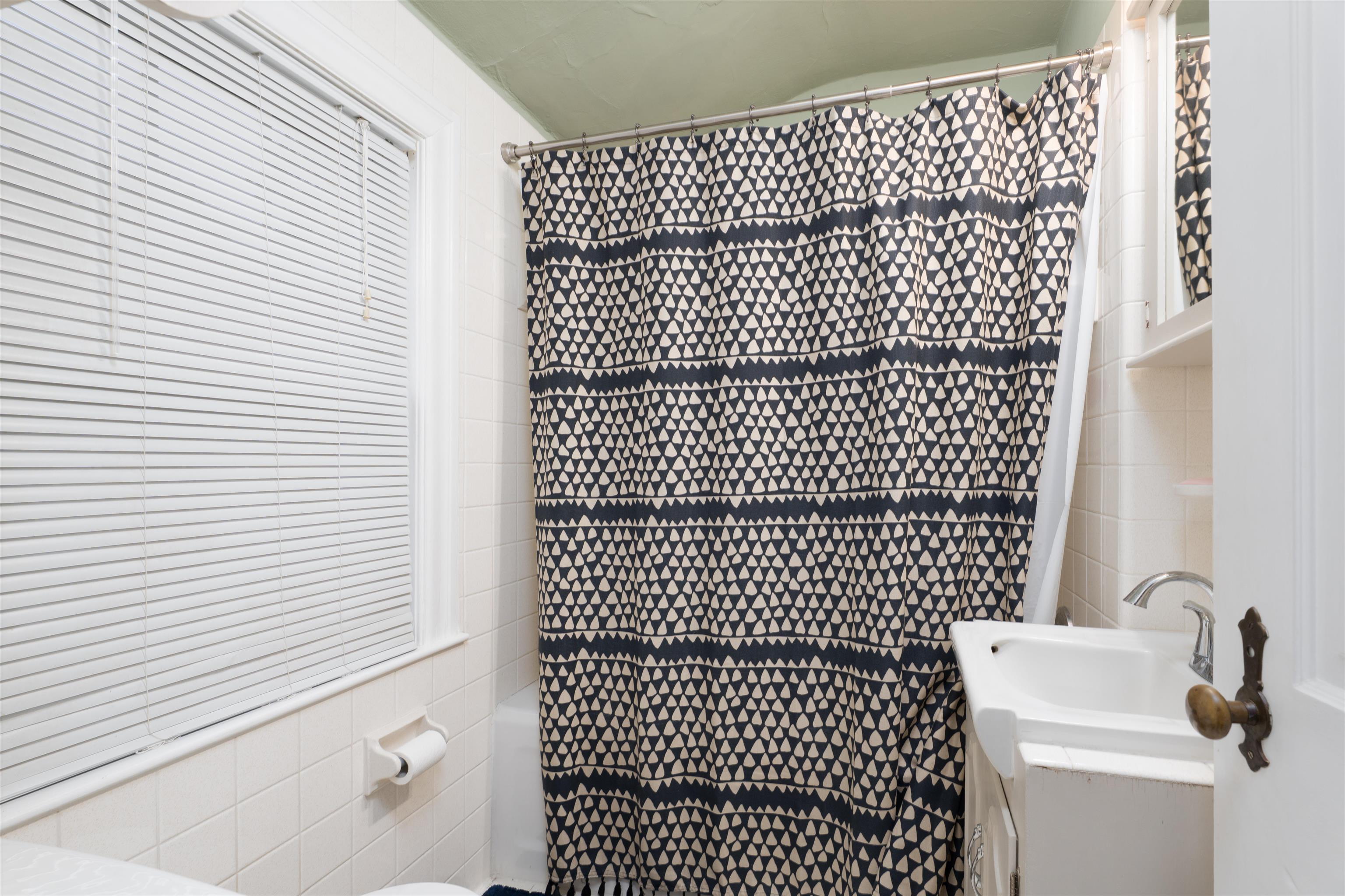 2216 Locust St, Owensboro, Kentucky 42301, 2 Bedrooms Bedrooms, ,1 BathroomBathrooms,Single Family Residence,For Sale,Locust St,93106