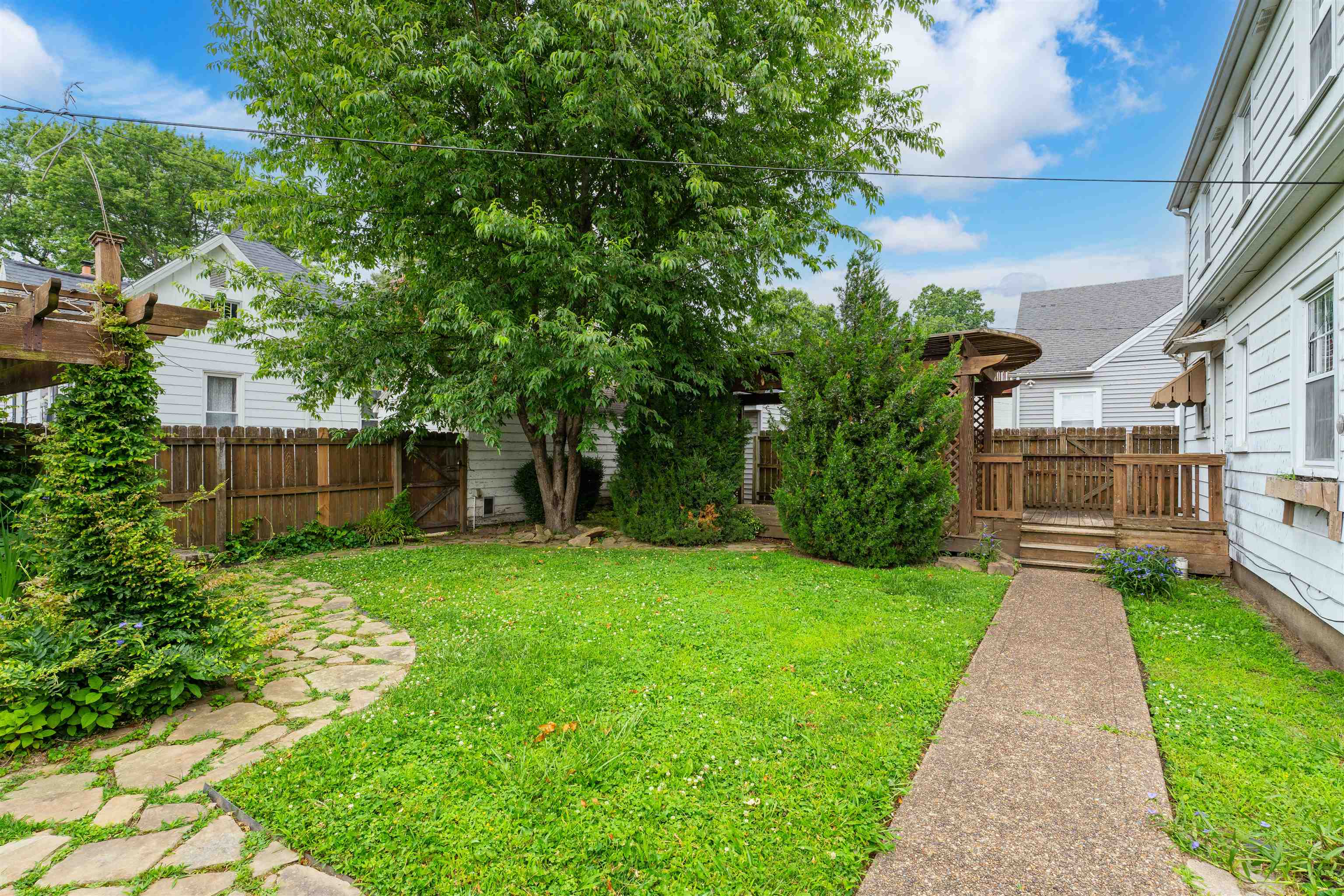 2216 Locust St, Owensboro, Kentucky 42301, 2 Bedrooms Bedrooms, ,1 BathroomBathrooms,Single Family Residence,For Sale,Locust St,93106