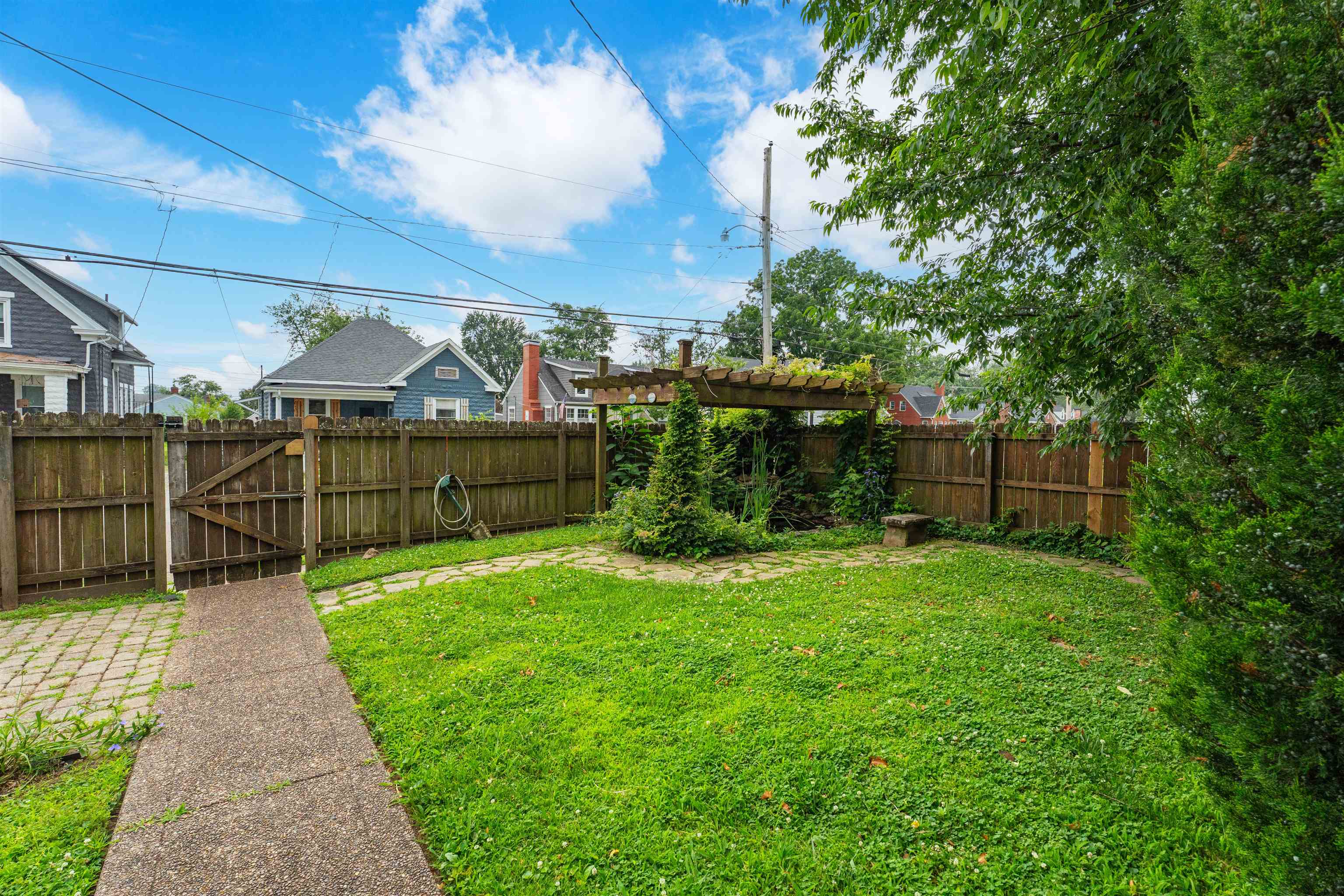 2216 Locust St, Owensboro, Kentucky 42301, 2 Bedrooms Bedrooms, ,1 BathroomBathrooms,Single Family Residence,For Sale,Locust St,93106