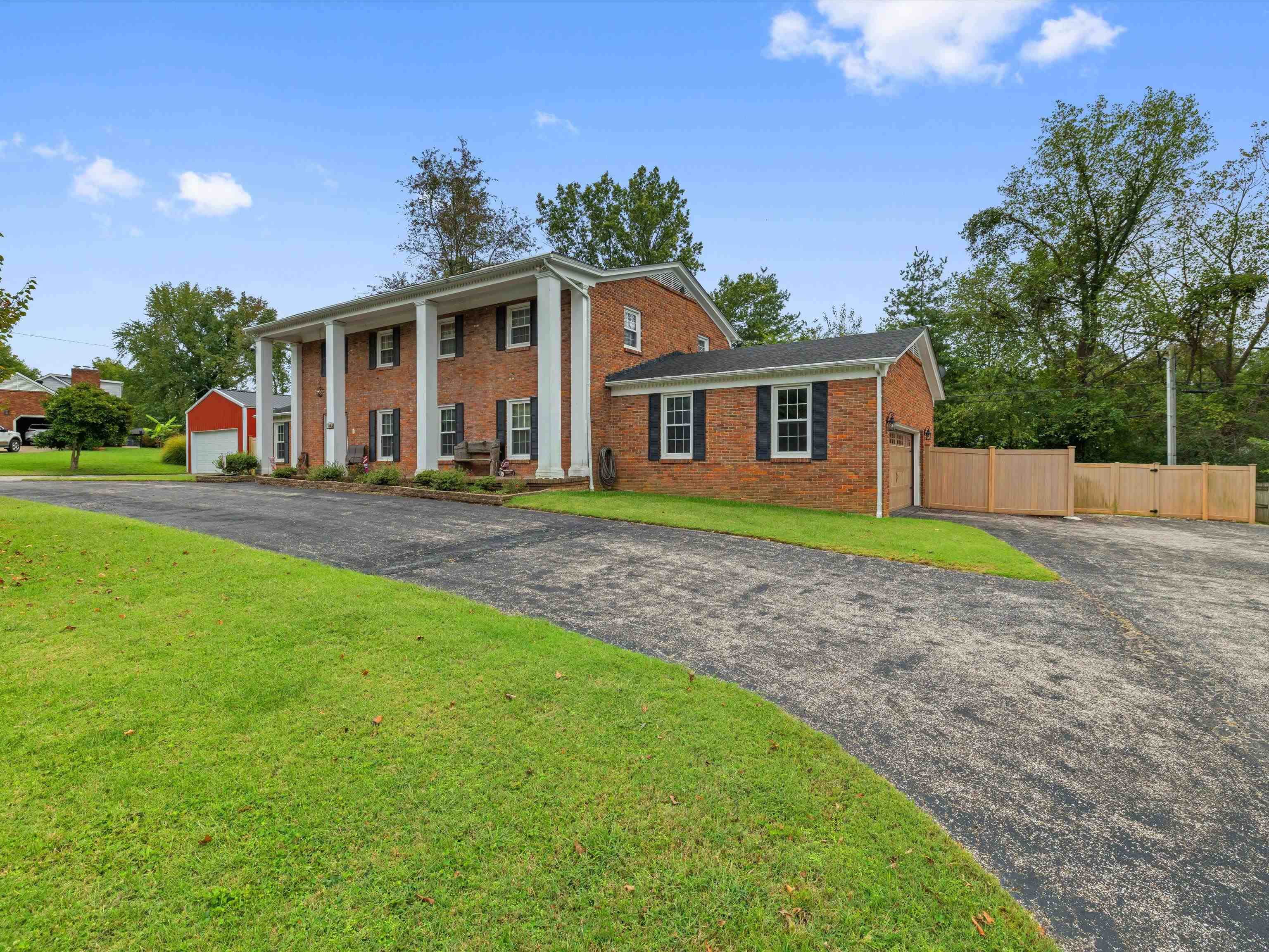 1318 Woodmere Ln, Owensboro, Kentucky 42303, 5 Bedrooms Bedrooms, ,3 BathroomsBathrooms,Single Family Residence,For Sale,Woodmere Ln,93261