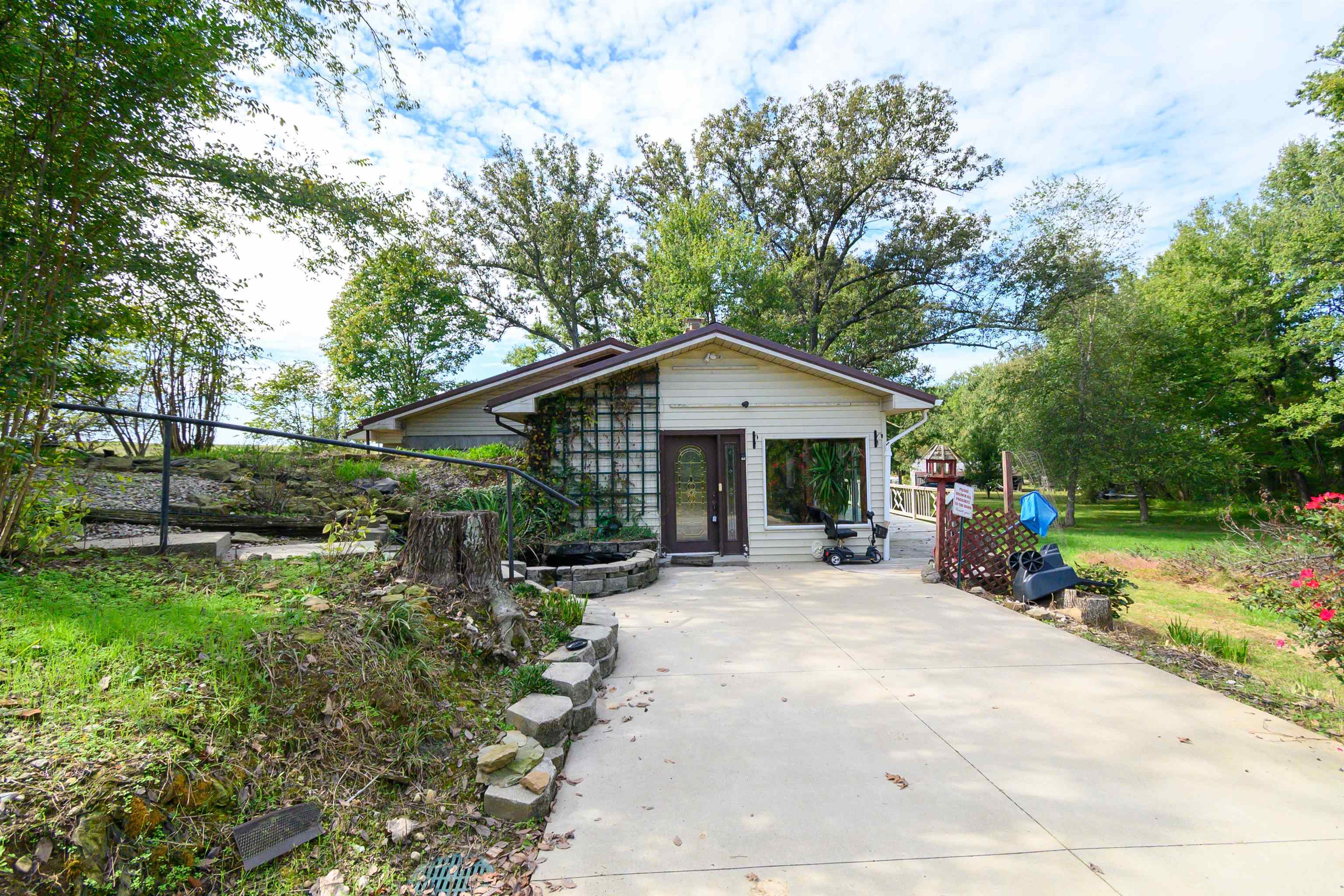 960 Bohannon Rd., Calhoun, Kentucky 42327, 2 Bedrooms Bedrooms, ,1 BathroomBathrooms,Single Family Residence,For Sale,Bohannon Rd.,93317