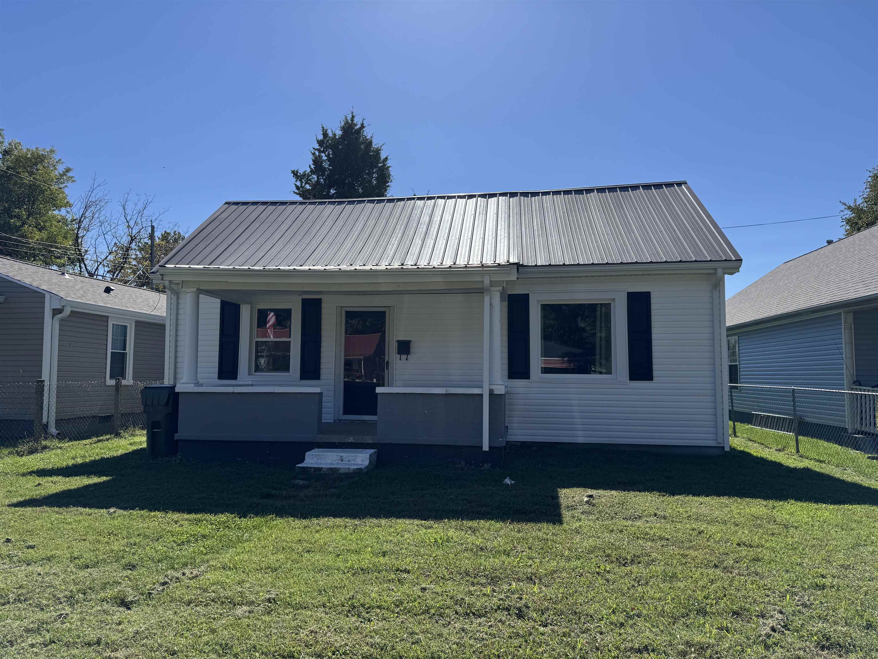 2304 7th St, Owensboro, Kentucky 42301, 3 Bedrooms Bedrooms, ,1 BathroomBathrooms,Single Family Residence,For Sale,7th St,93324