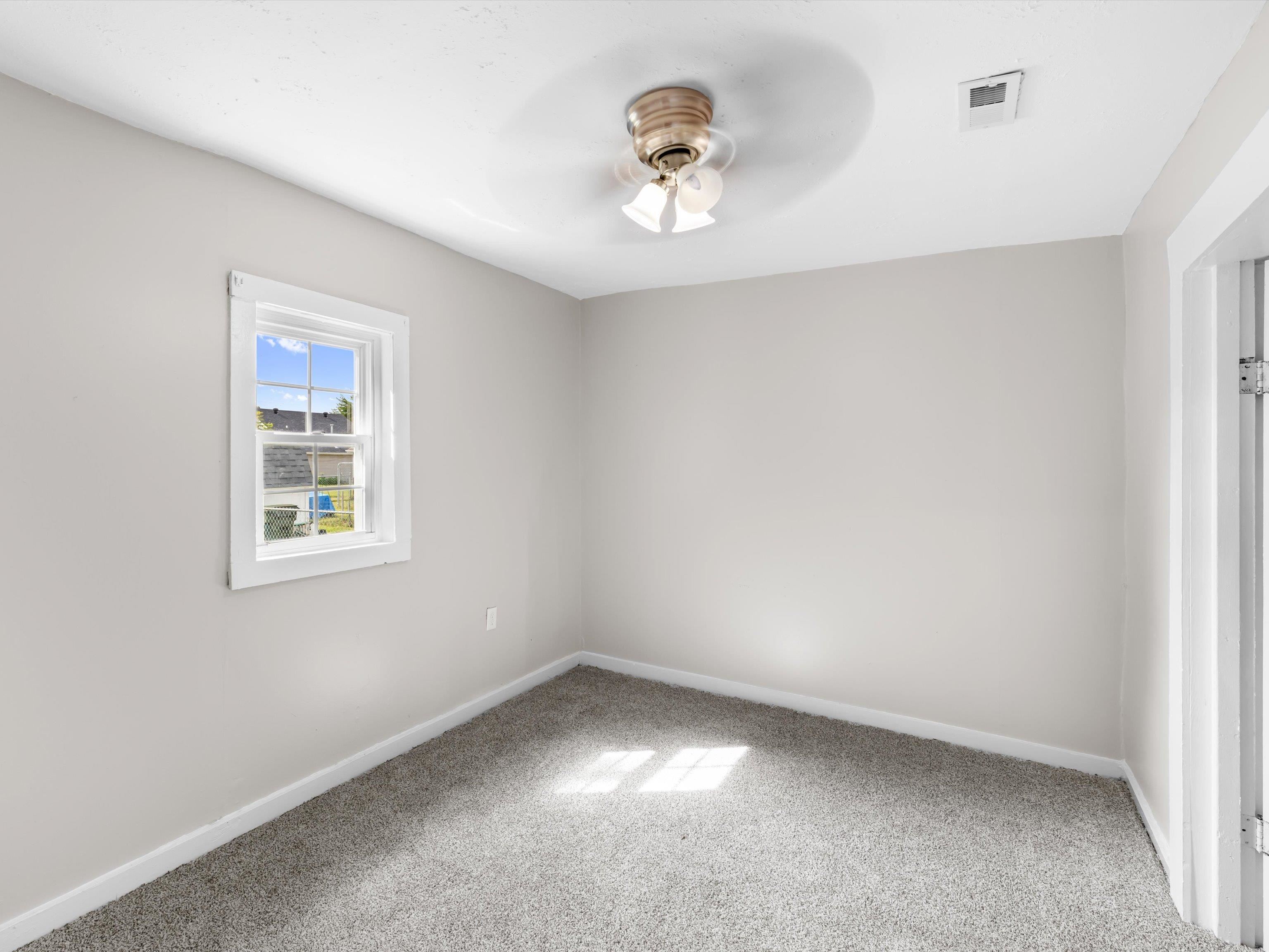 2304 7th St, Owensboro, Kentucky 42301, 3 Bedrooms Bedrooms, ,1 BathroomBathrooms,Single Family Residence,For Sale,7th St,93324