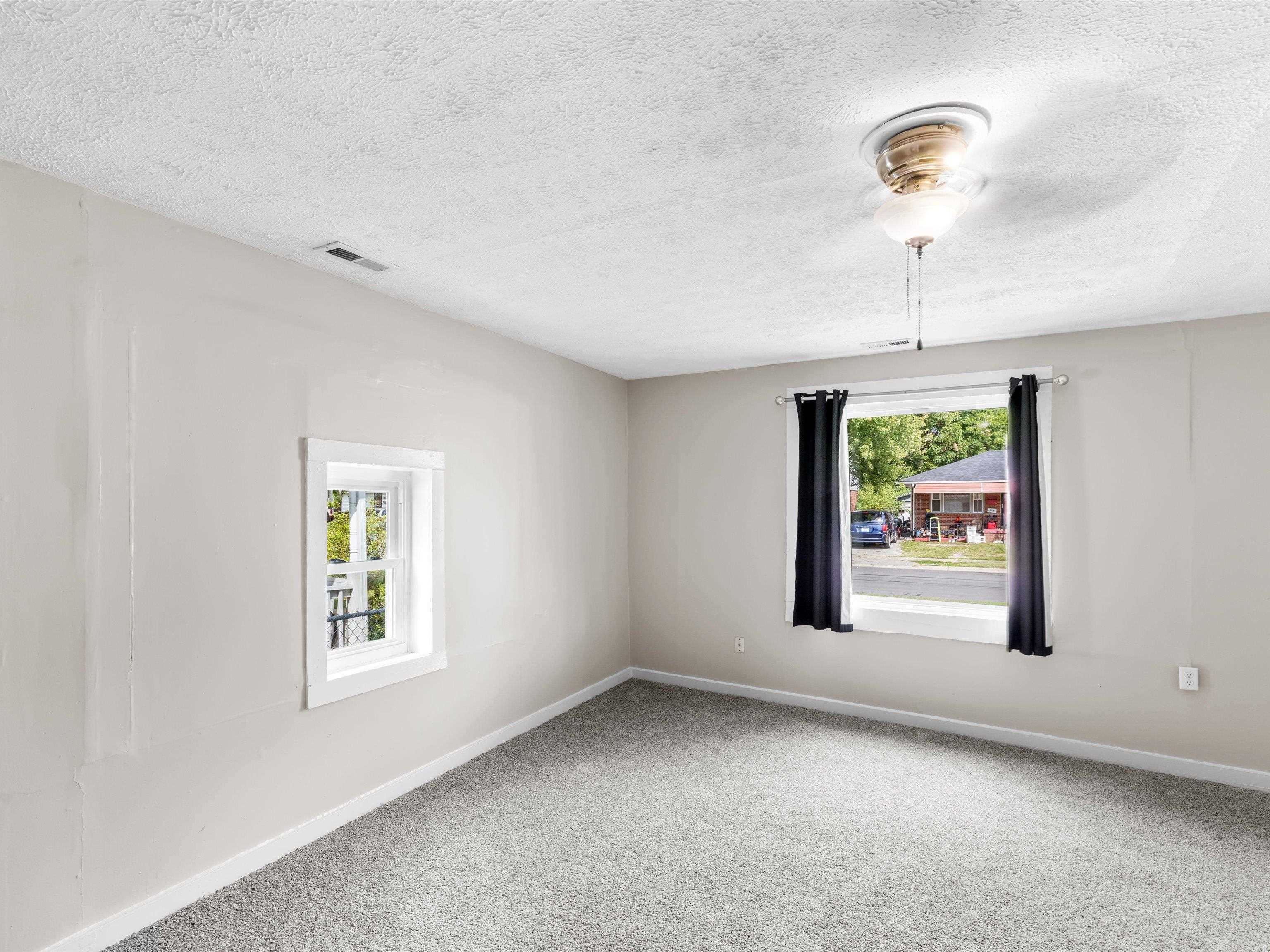 2304 7th St, Owensboro, Kentucky 42301, 3 Bedrooms Bedrooms, ,1 BathroomBathrooms,Single Family Residence,For Sale,7th St,93324