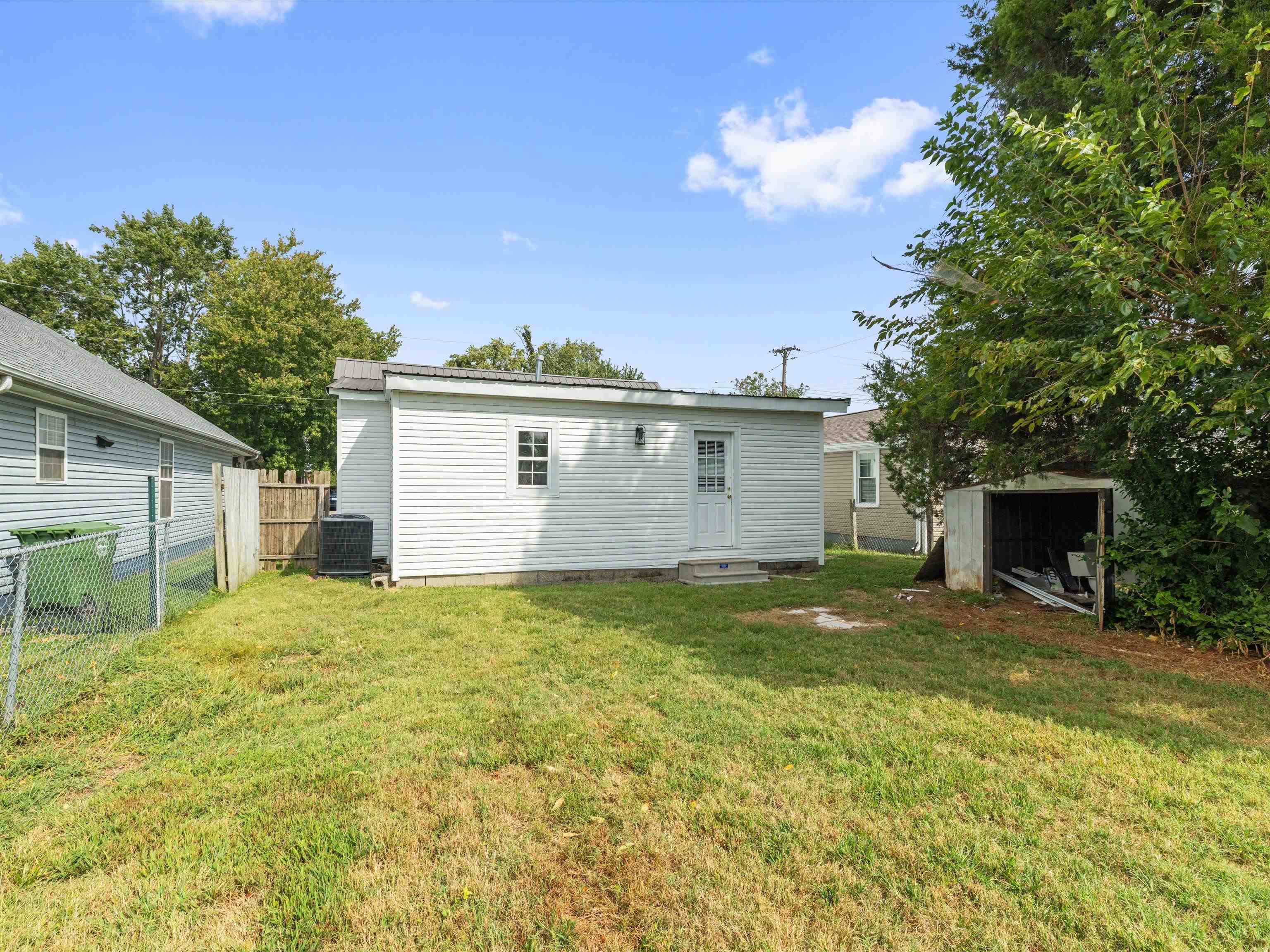 2304 7th St, Owensboro, Kentucky 42301, 3 Bedrooms Bedrooms, ,1 BathroomBathrooms,Single Family Residence,For Sale,7th St,93324