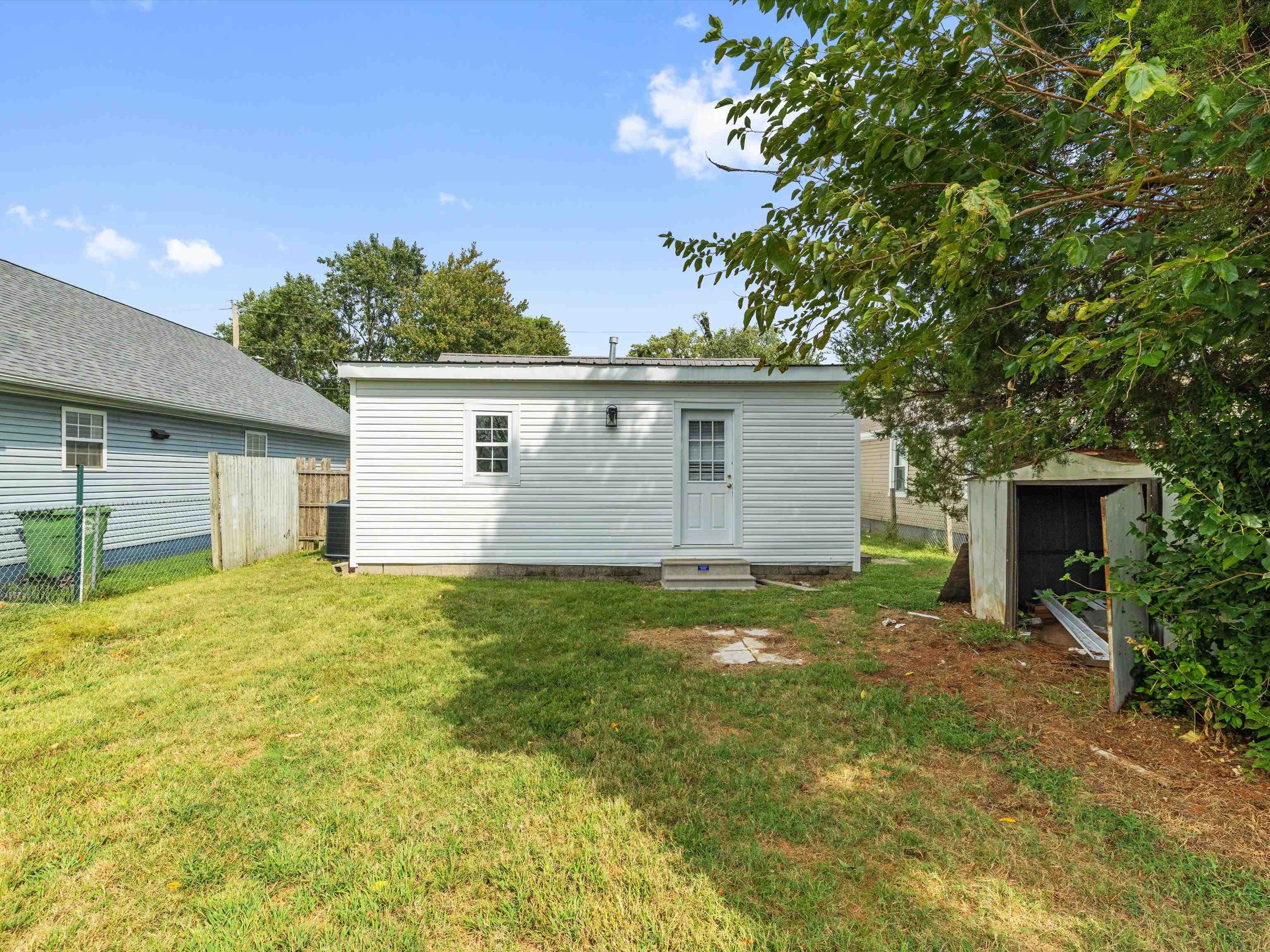 2304 7th St, Owensboro, Kentucky 42301, 3 Bedrooms Bedrooms, ,1 BathroomBathrooms,Single Family Residence,For Sale,7th St,93324
