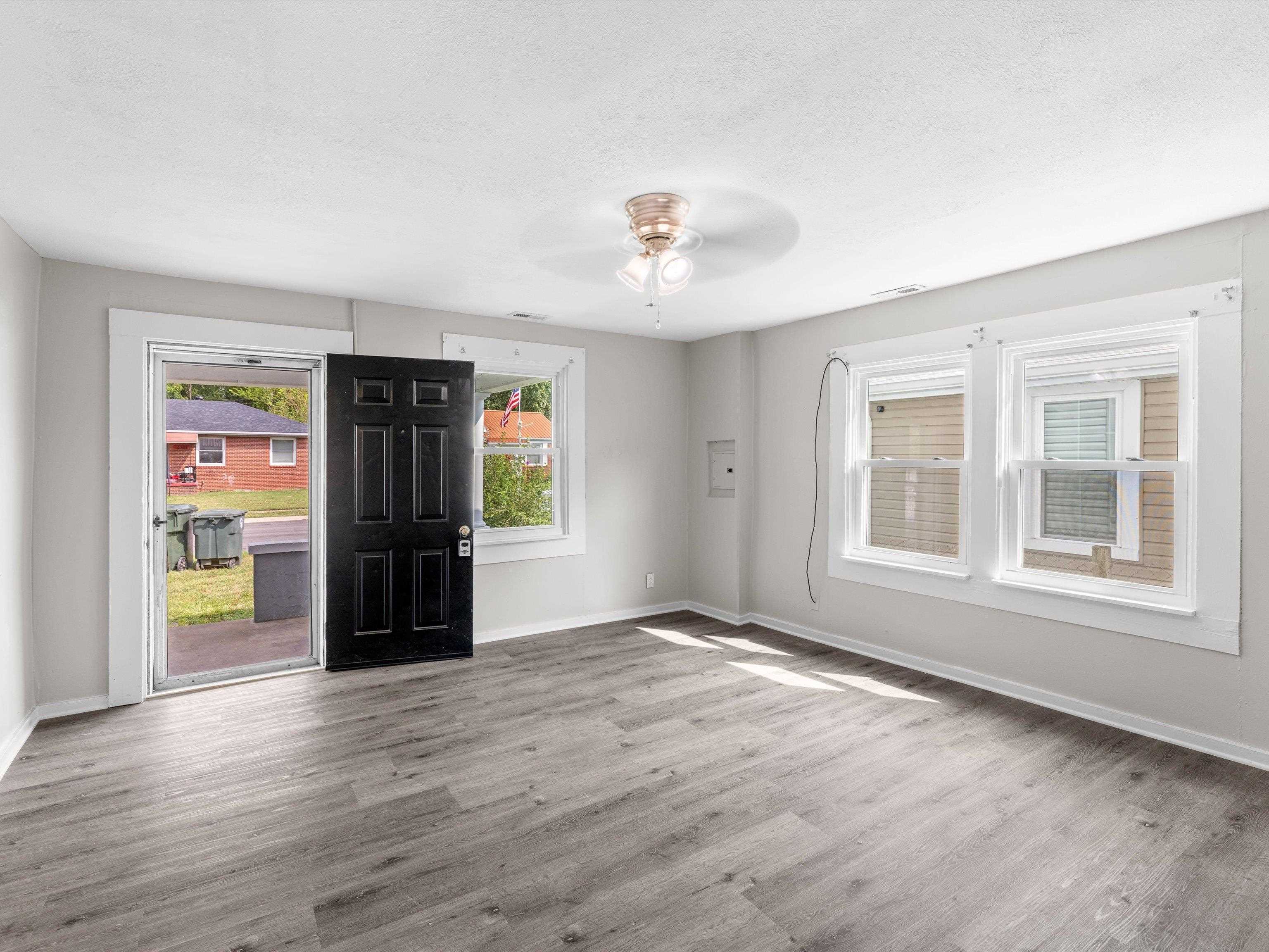 2304 7th St, Owensboro, Kentucky 42301, 3 Bedrooms Bedrooms, ,1 BathroomBathrooms,Single Family Residence,For Sale,7th St,93324
