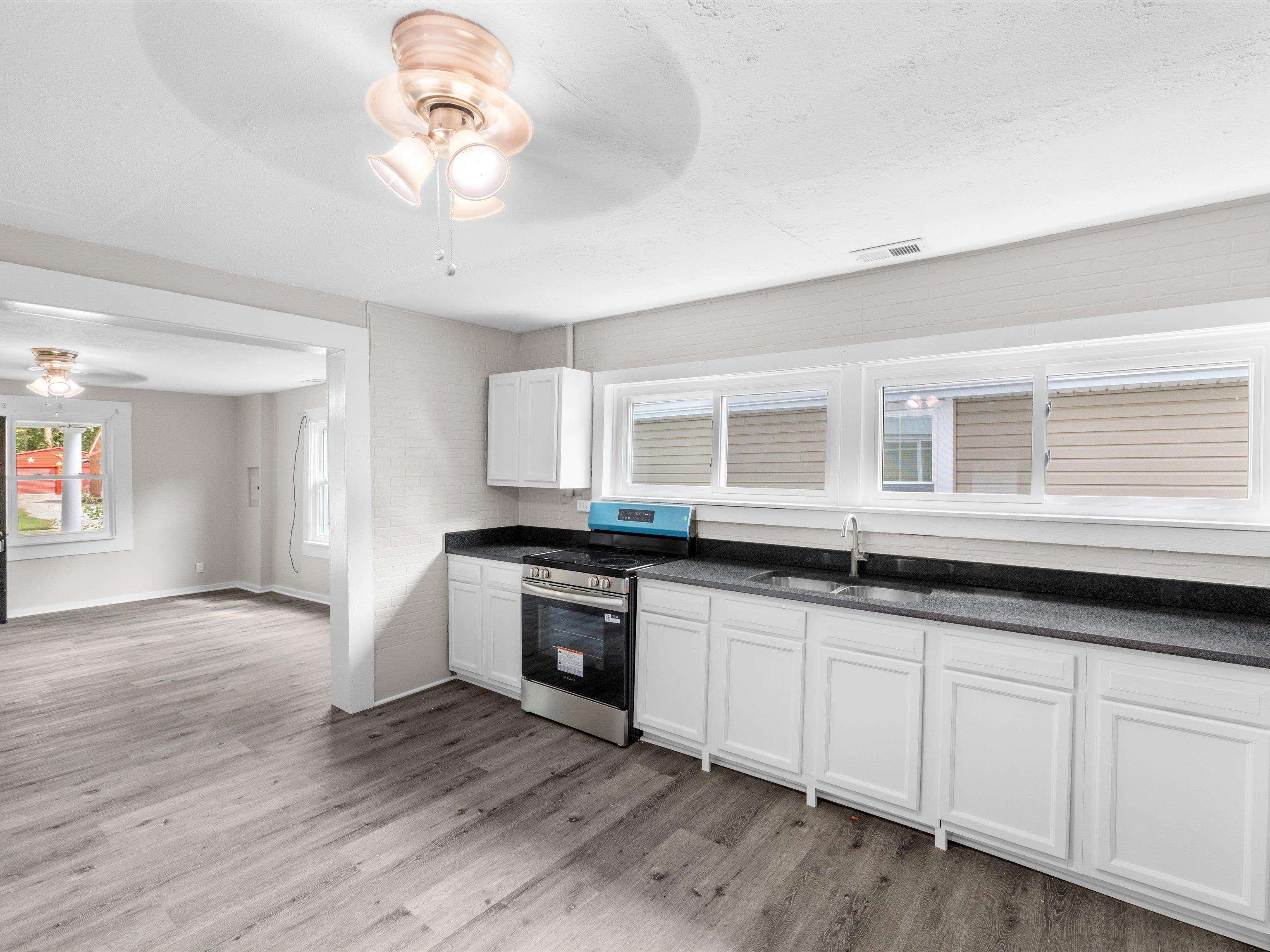 2304 7th St, Owensboro, Kentucky 42301, 3 Bedrooms Bedrooms, ,1 BathroomBathrooms,Single Family Residence,For Sale,7th St,93324