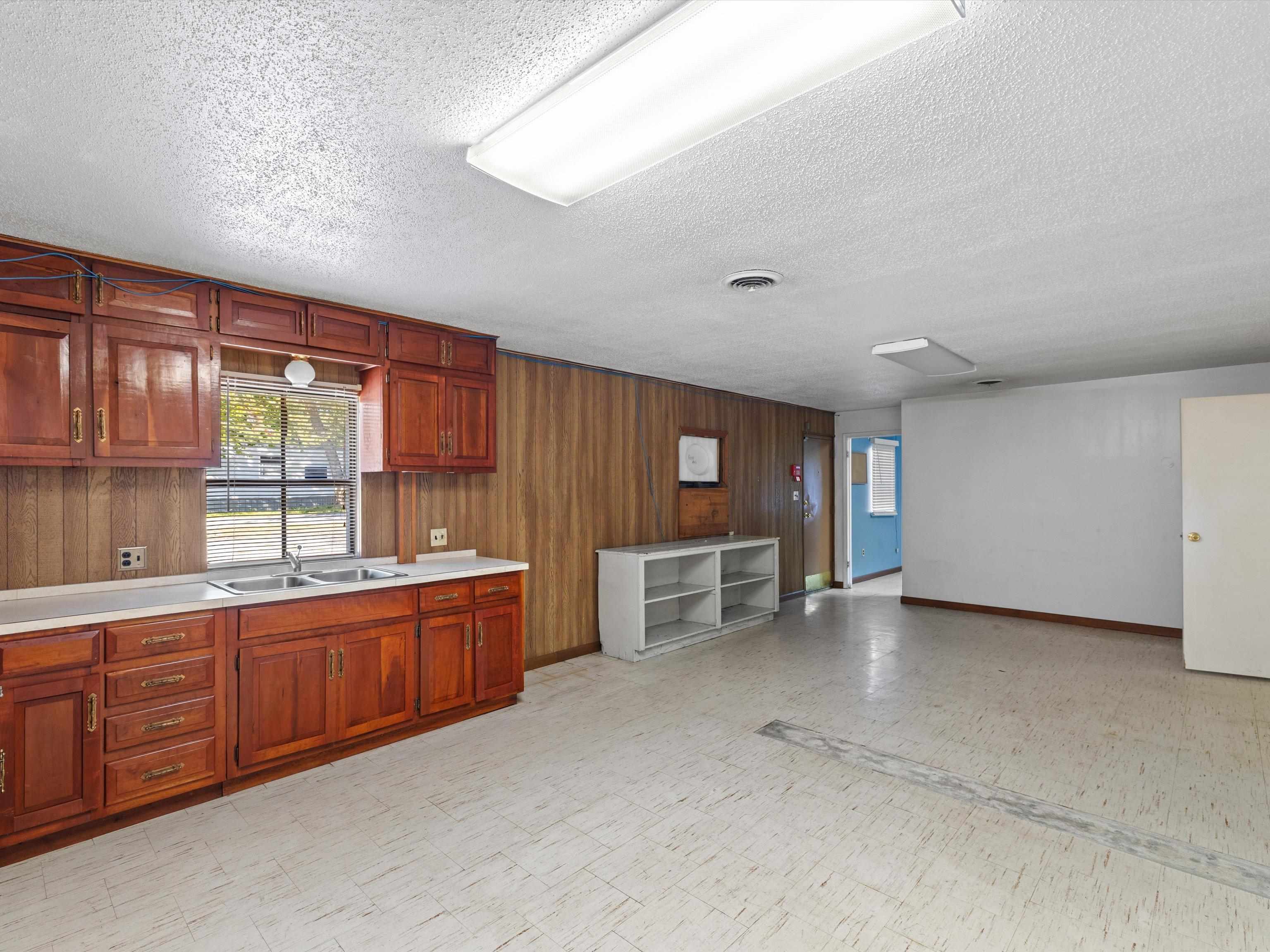 1921 West 2nd Street, Owensboro, Kentucky 42301, ,Office,For Sale,West 2nd Street,93325