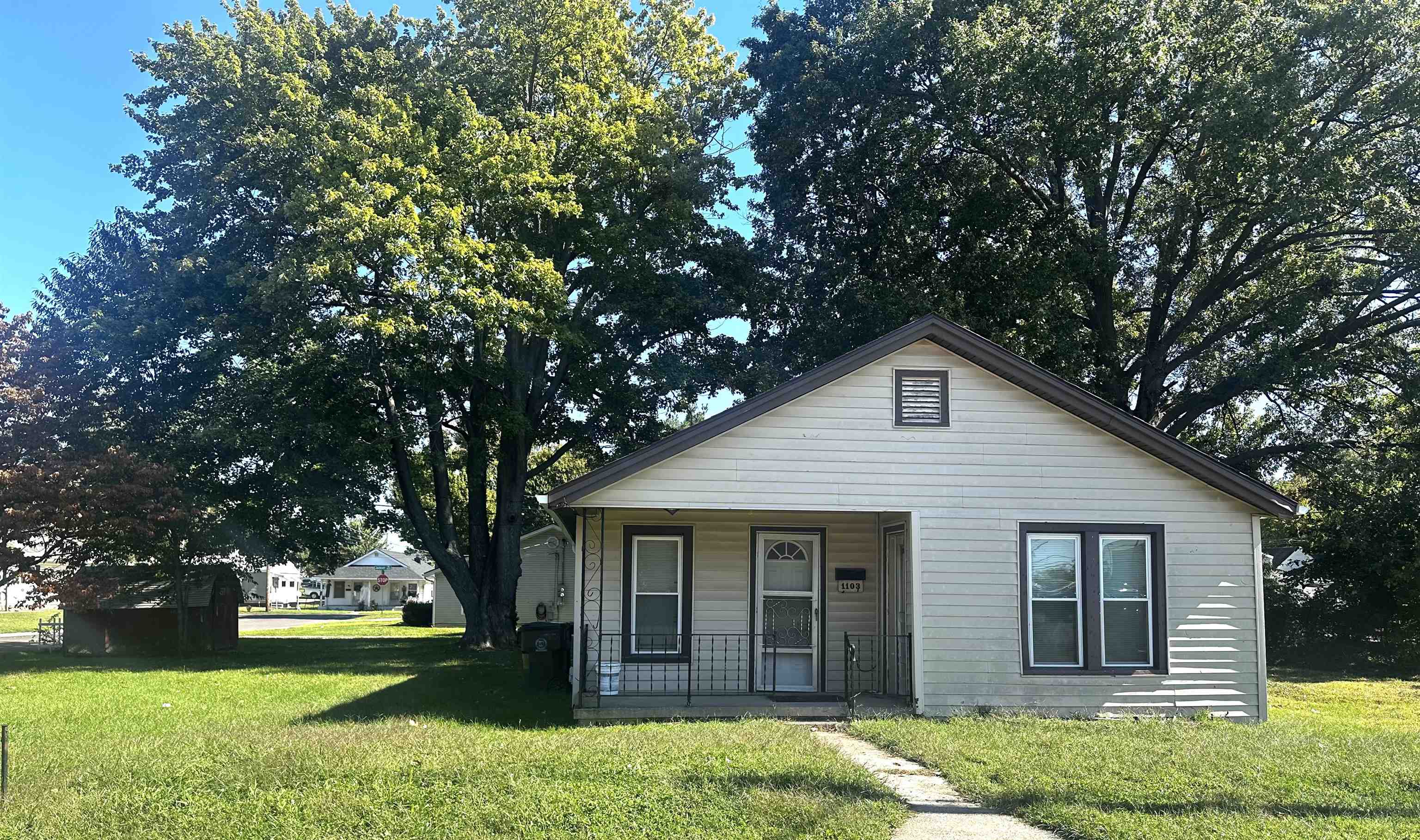 1103 Hall St, Owensboro, Kentucky 42303, 2 Bedrooms Bedrooms, ,1 BathroomBathrooms,Single Family Residence,For Sale,Hall St,93326