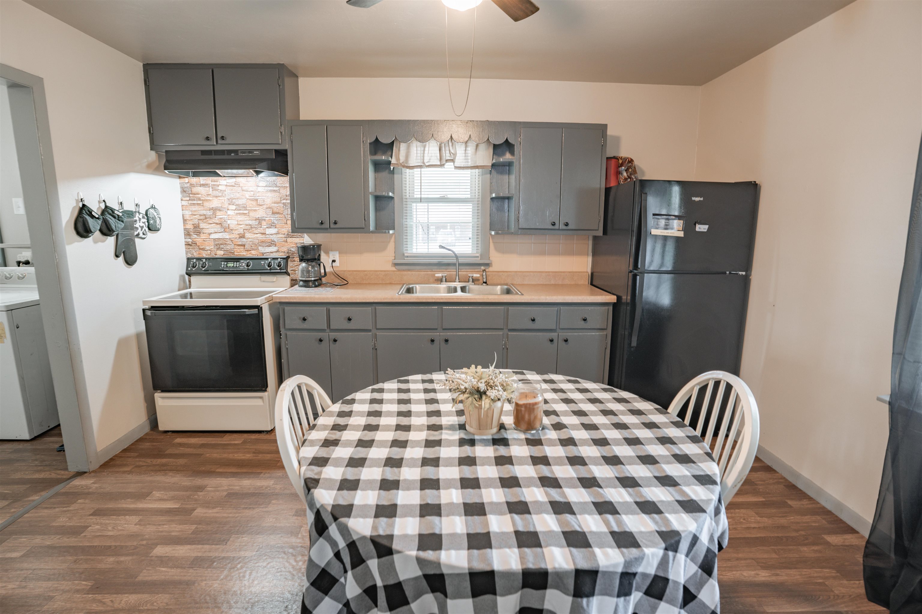 710 Madison St, Hartford, Kentucky 42347, 3 Bedrooms Bedrooms, ,1 BathroomBathrooms,Single Family Residence,For Sale,Madison St,93380