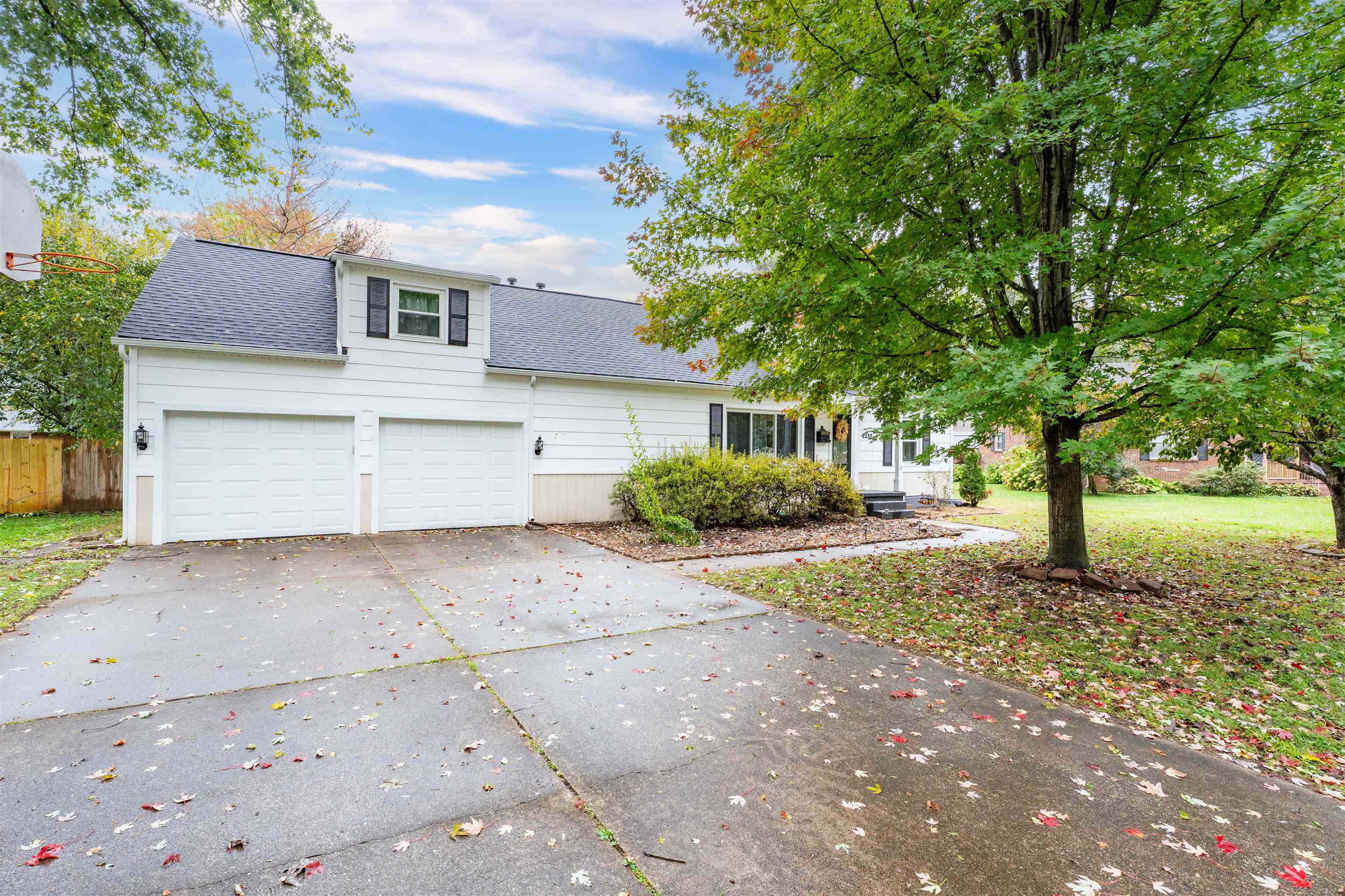 2252 York St S, Owensboro, Kentucky 42301, 4 Bedrooms Bedrooms, ,3 BathroomsBathrooms,Single Family Residence,For Sale,2252 York St S,93413