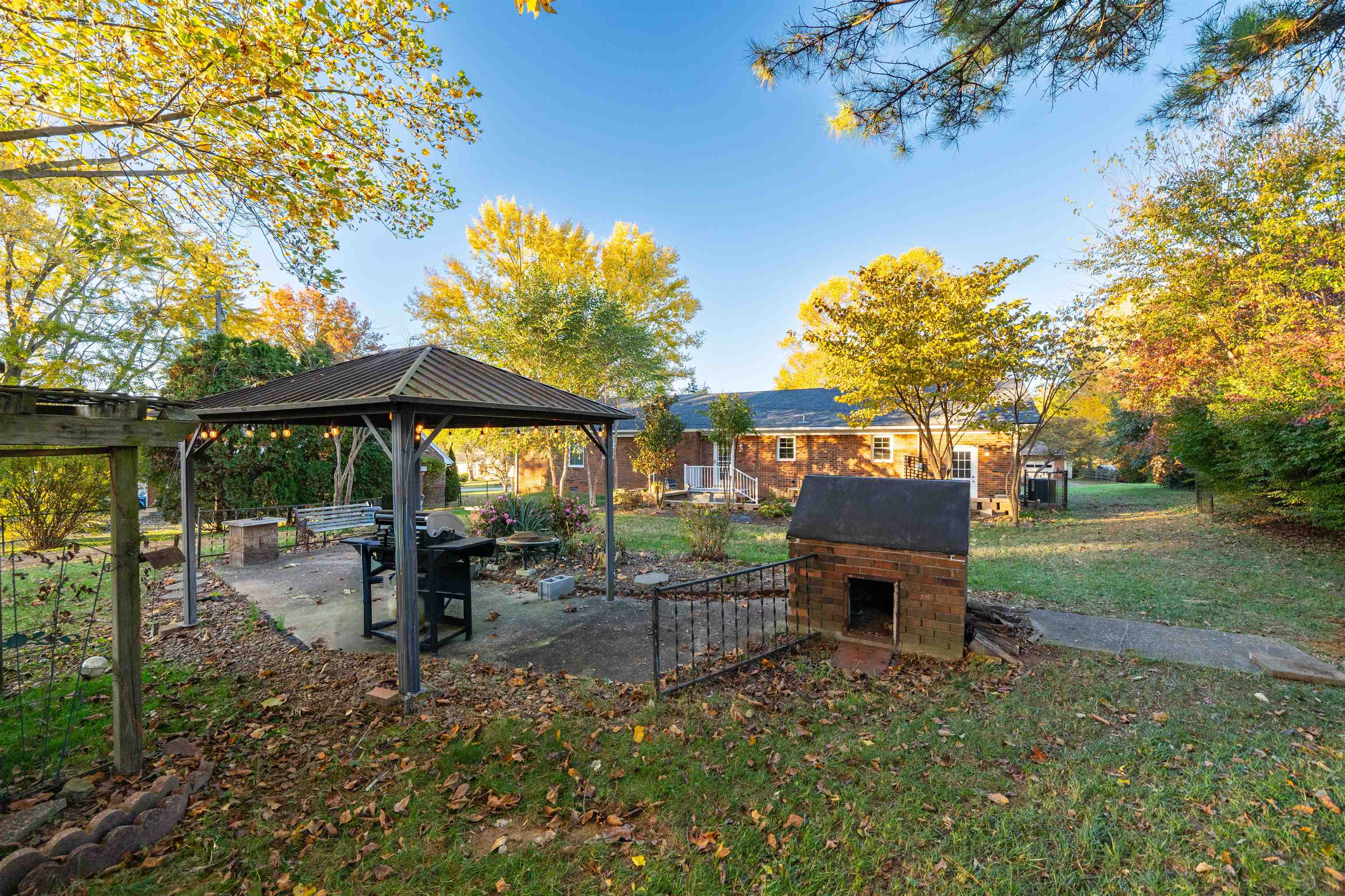 3906 Locust Hill Drive, Owensboro, Kentucky 42303, 3 Bedrooms Bedrooms, ,2 BathroomsBathrooms,Single Family Residence,For Sale,Locust Hill Drive,93416