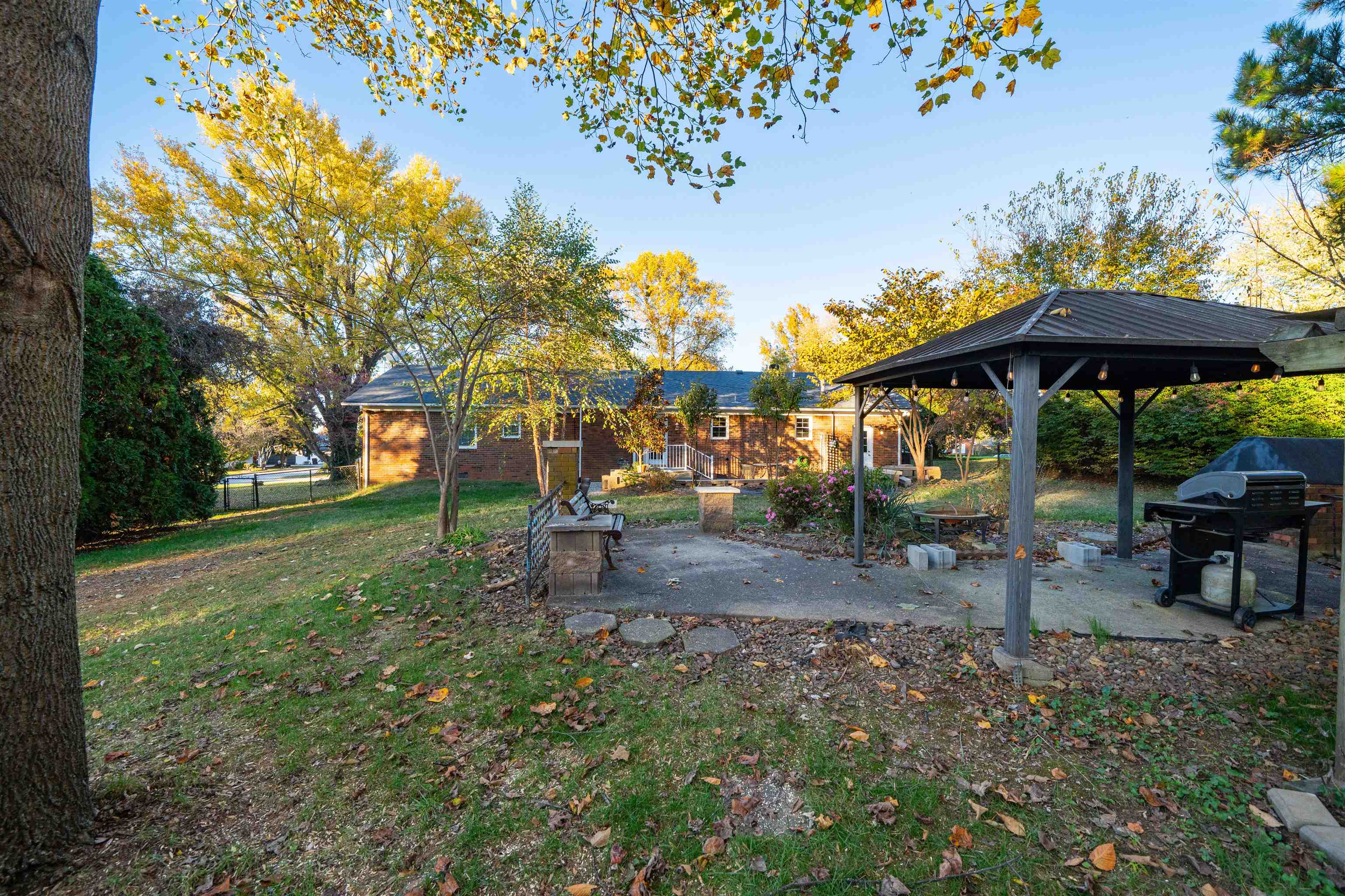 3906 Locust Hill Drive, Owensboro, Kentucky 42303, 3 Bedrooms Bedrooms, ,2 BathroomsBathrooms,Single Family Residence,For Sale,Locust Hill Drive,93416