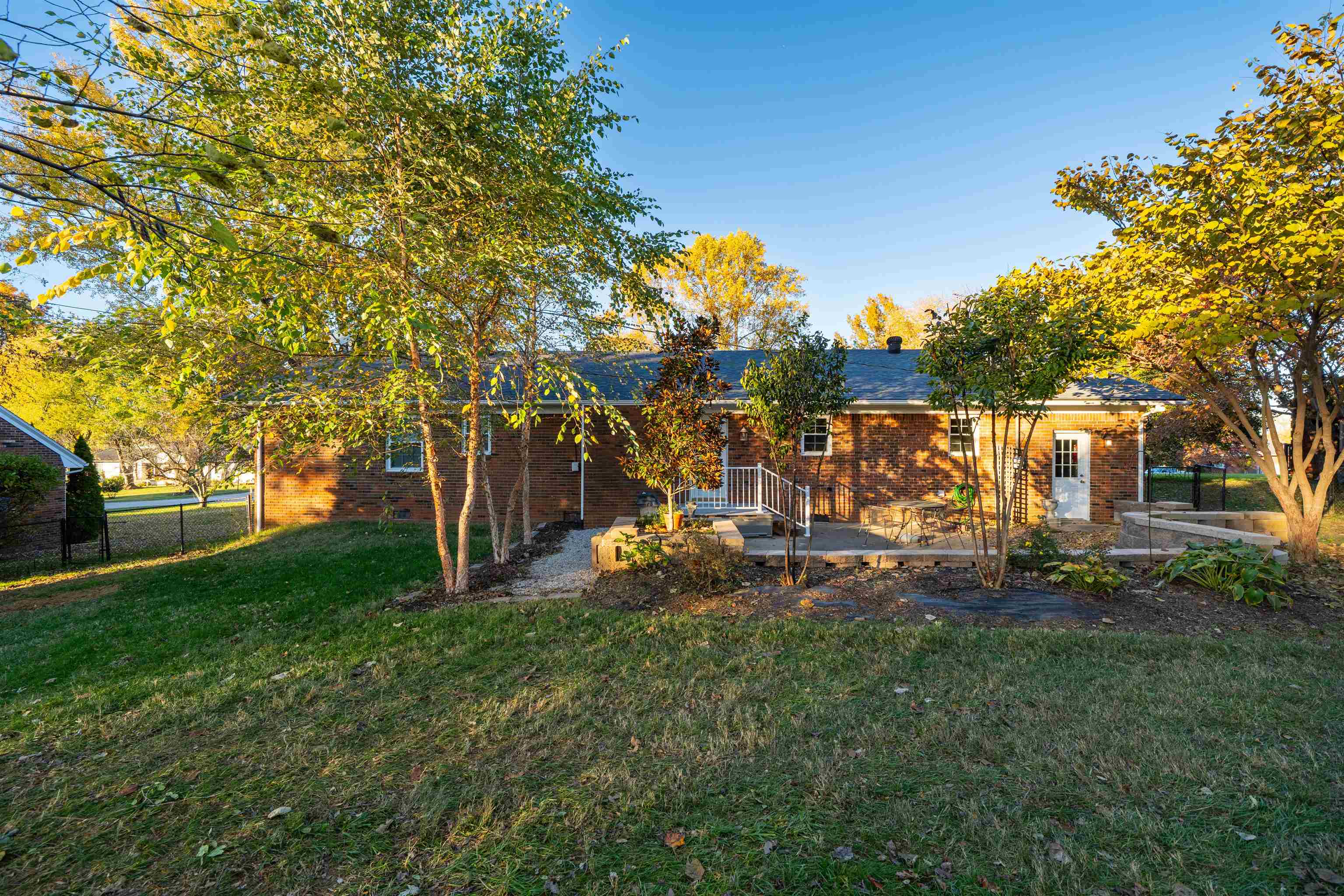 3906 Locust Hill Drive, Owensboro, Kentucky 42303, 3 Bedrooms Bedrooms, ,2 BathroomsBathrooms,Single Family Residence,For Sale,Locust Hill Drive,93416