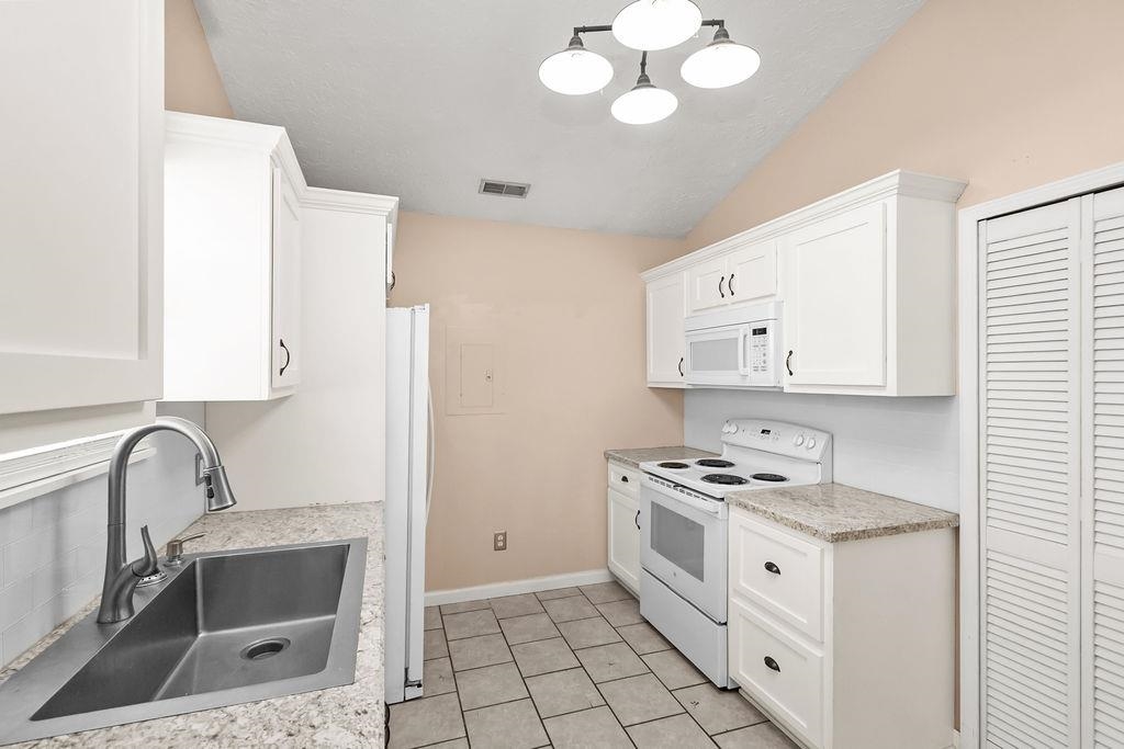 2545 Lake Pointe, Owensboro, Kentucky 42301, 2 Bedrooms Bedrooms, ,1 BathroomBathrooms,Single Family Residence,For Sale,Lake Pointe,93541