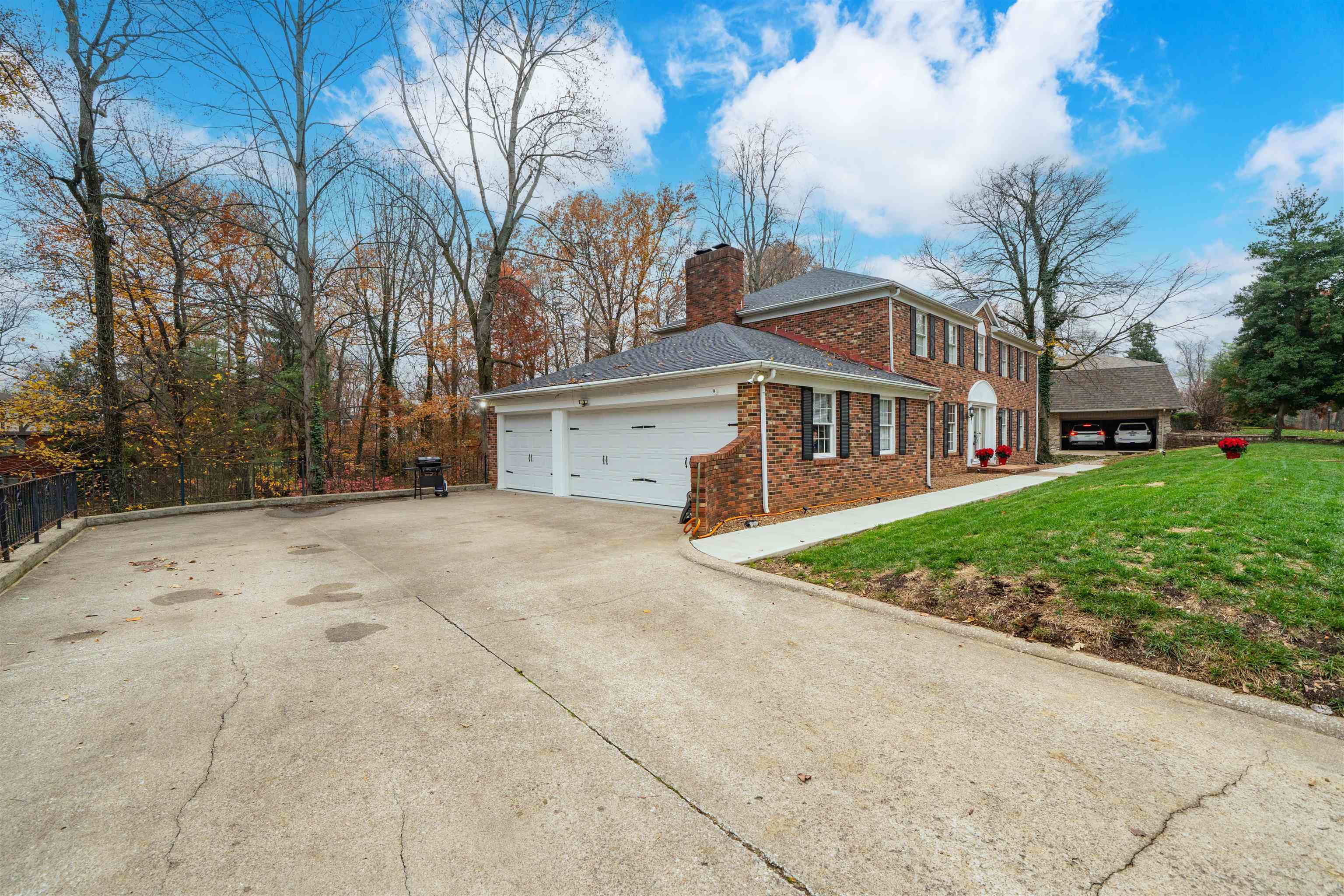 4130 Hunting Creek Dr, Owensboro, Kentucky 42303, 5 Bedrooms Bedrooms, ,3 BathroomsBathrooms,Single Family Residence,For Sale,Hunting Creek Dr,93616