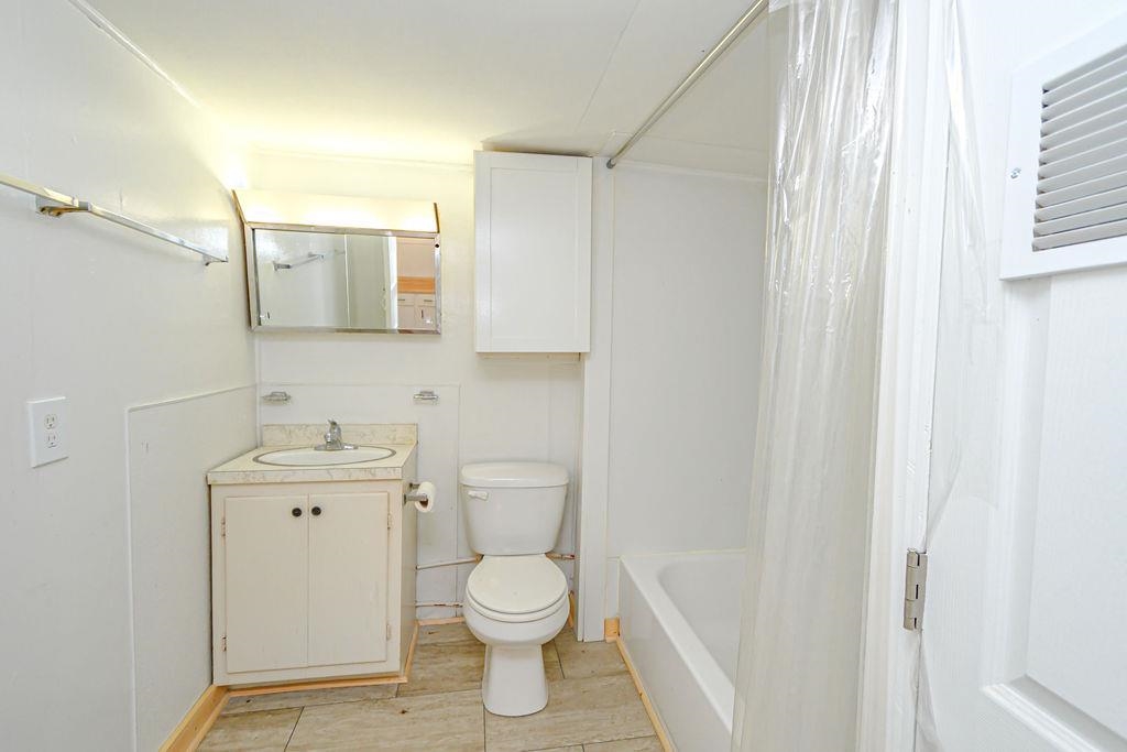 2411 8th St, Owensboro, Kentucky 42301, 1 Bedroom Bedrooms, ,1 BathroomBathrooms,Single Family Residence,For Sale,8th St,93623