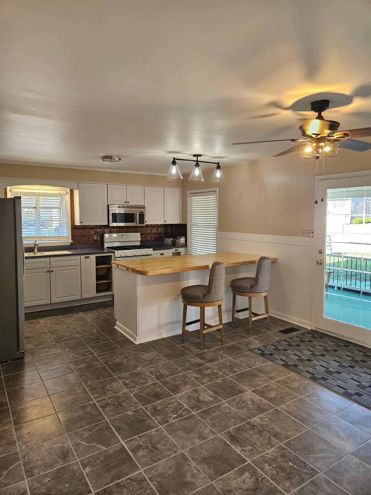 3424 Daviess St, Owensboro, Kentucky 42303, 2 Bedrooms Bedrooms, ,1 BathroomBathrooms,Single Family Residence,For Sale,Daviess St,93628