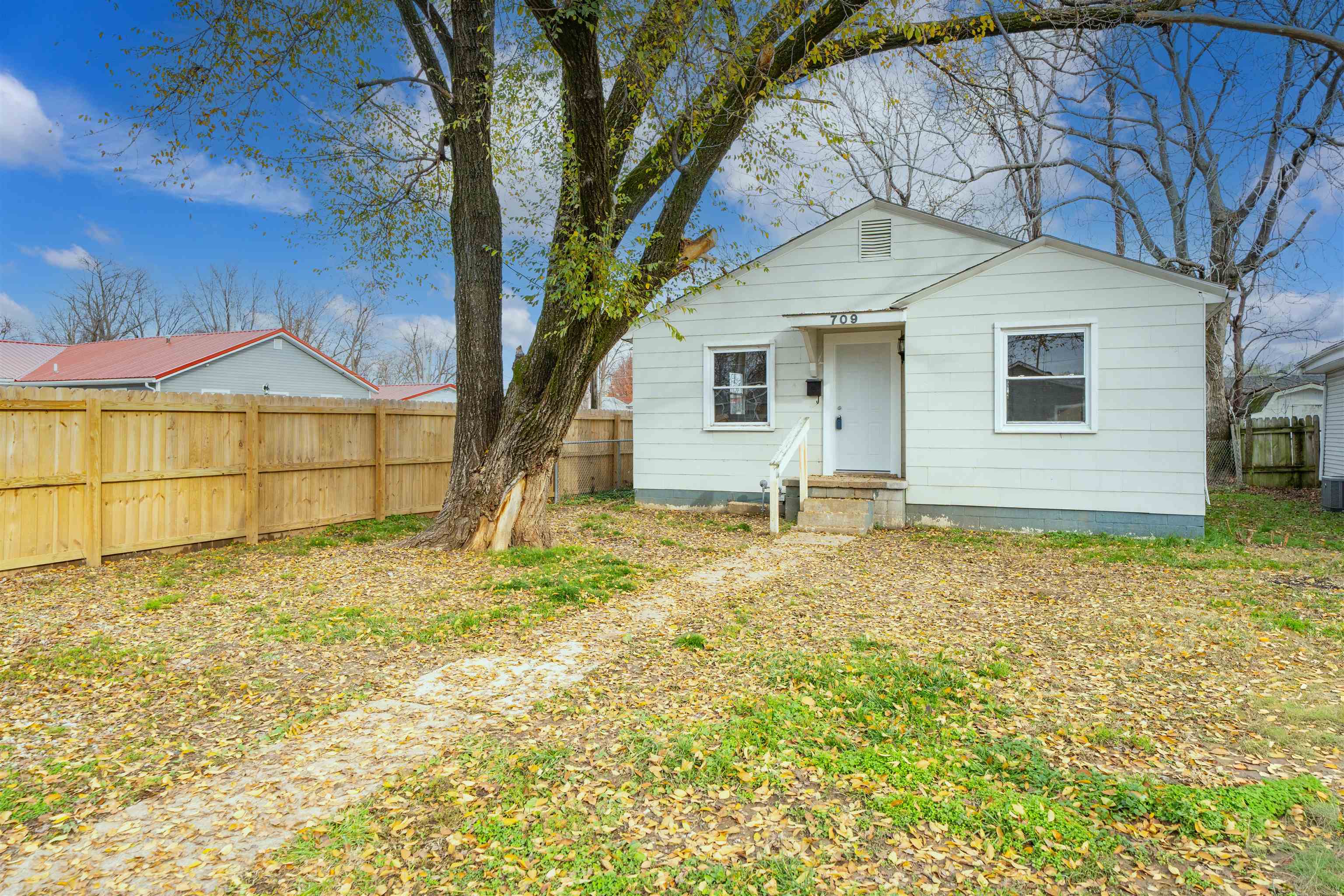 709 Poindexter St, Owensboro, Kentucky 42301, 2 Bedrooms Bedrooms, ,1 BathroomBathrooms,Single Family Residence,For Sale,Poindexter St,93630