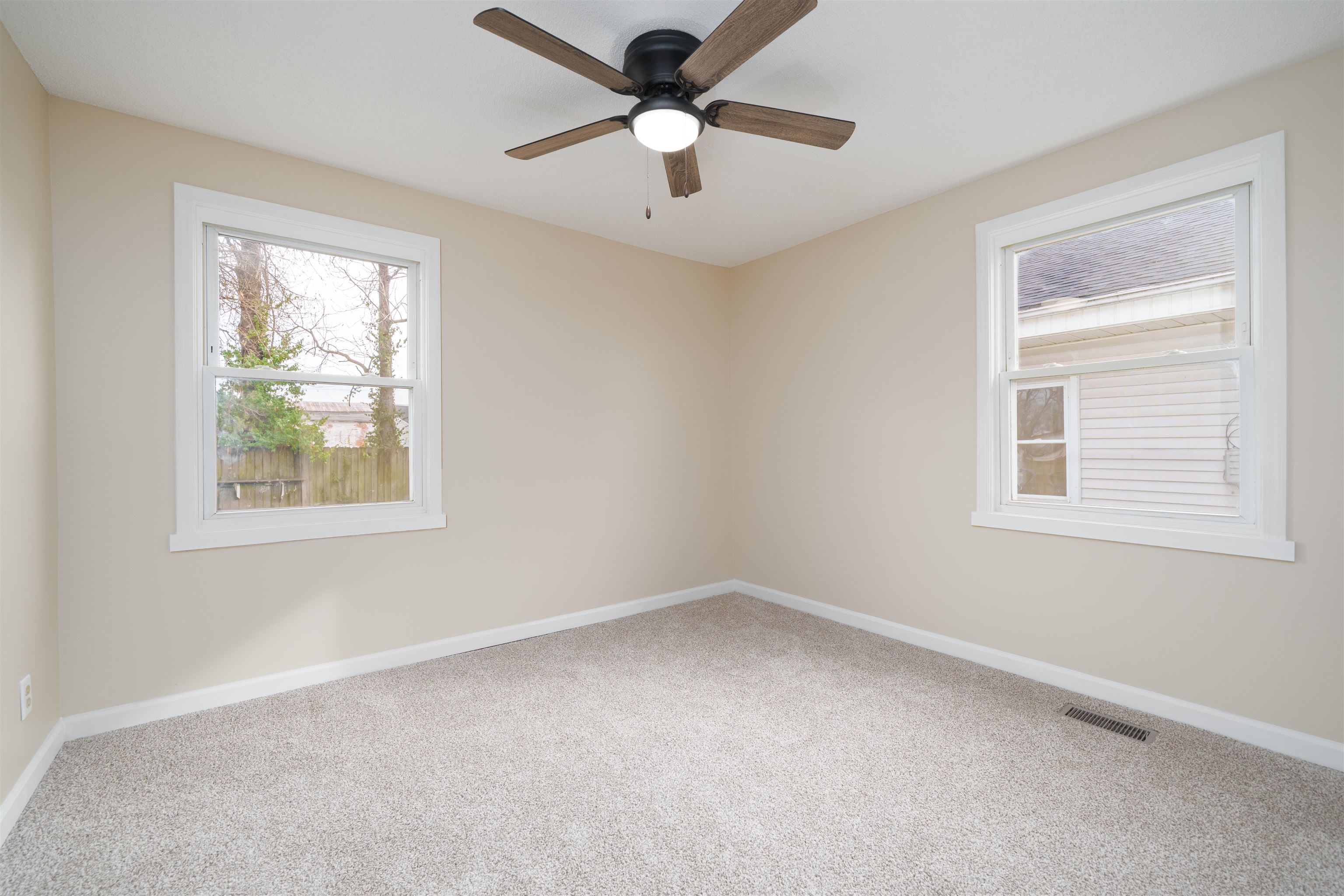 709 Poindexter St, Owensboro, Kentucky 42301, 2 Bedrooms Bedrooms, ,1 BathroomBathrooms,Single Family Residence,For Sale,Poindexter St,93630