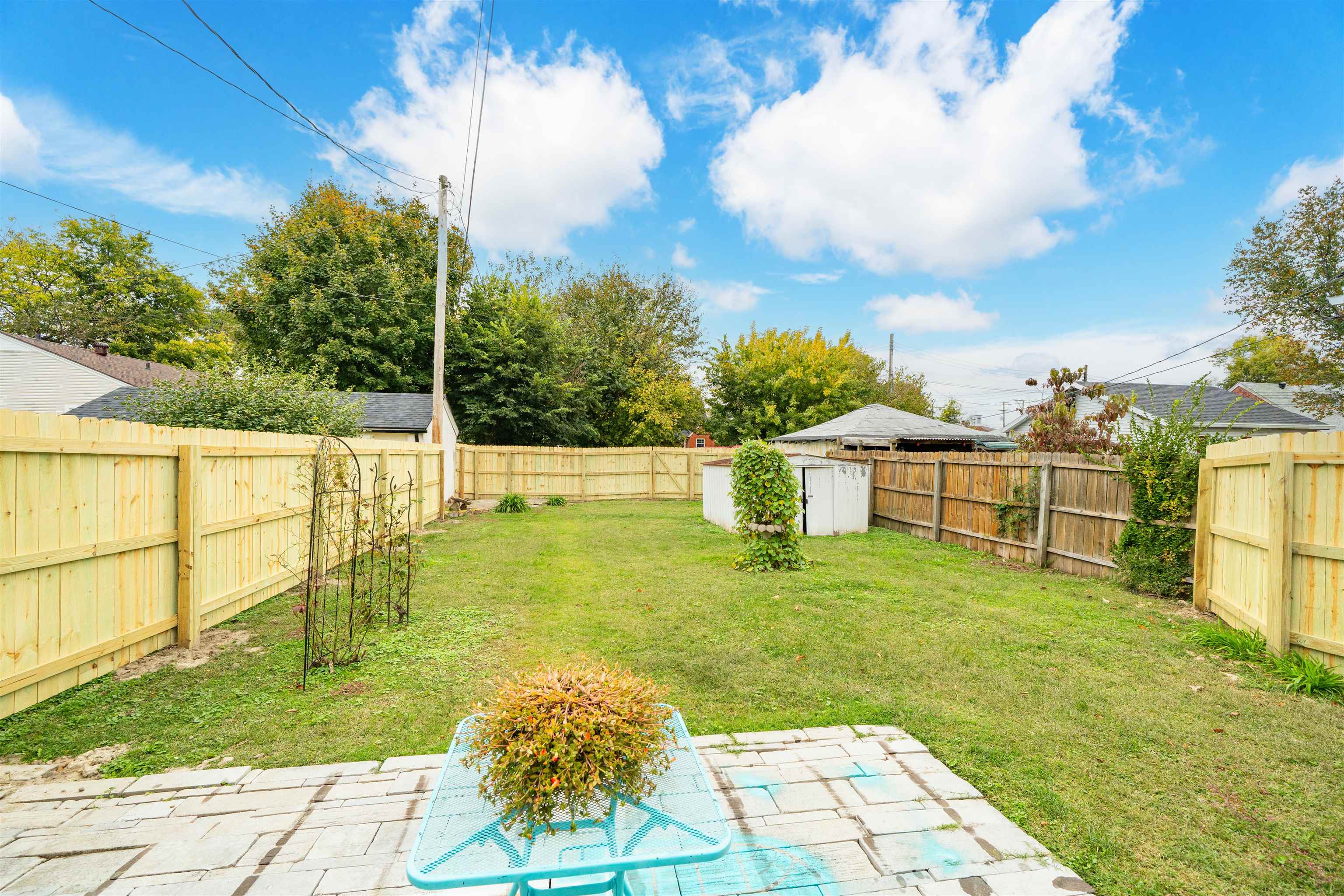 404 8th St, Owensboro, Kentucky 42301, 3 Bedrooms Bedrooms, ,1 BathroomBathrooms,Single Family Residence,For Sale,8th St,93717