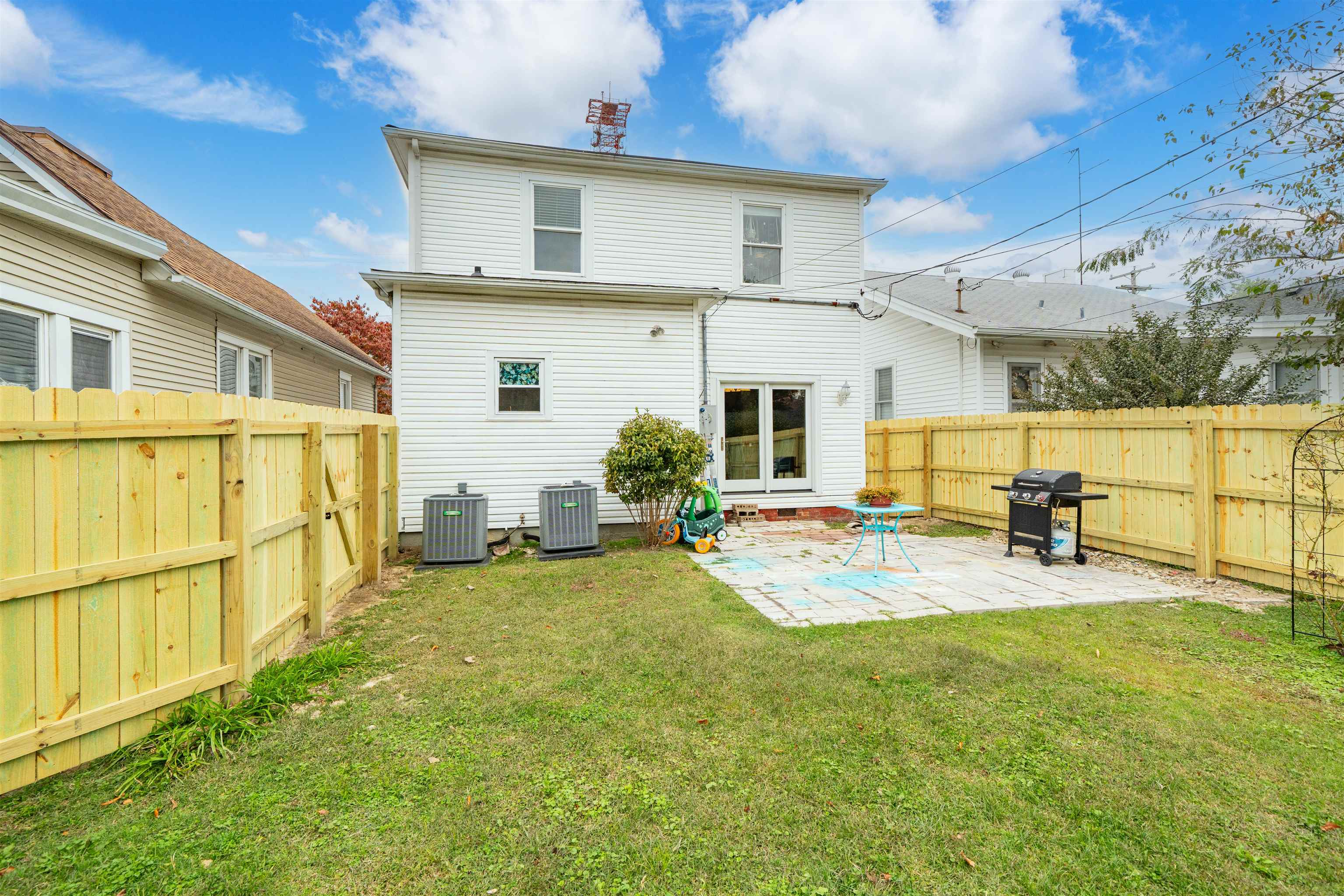 404 8th St, Owensboro, Kentucky 42301, 3 Bedrooms Bedrooms, ,1 BathroomBathrooms,Single Family Residence,For Sale,8th St,93717