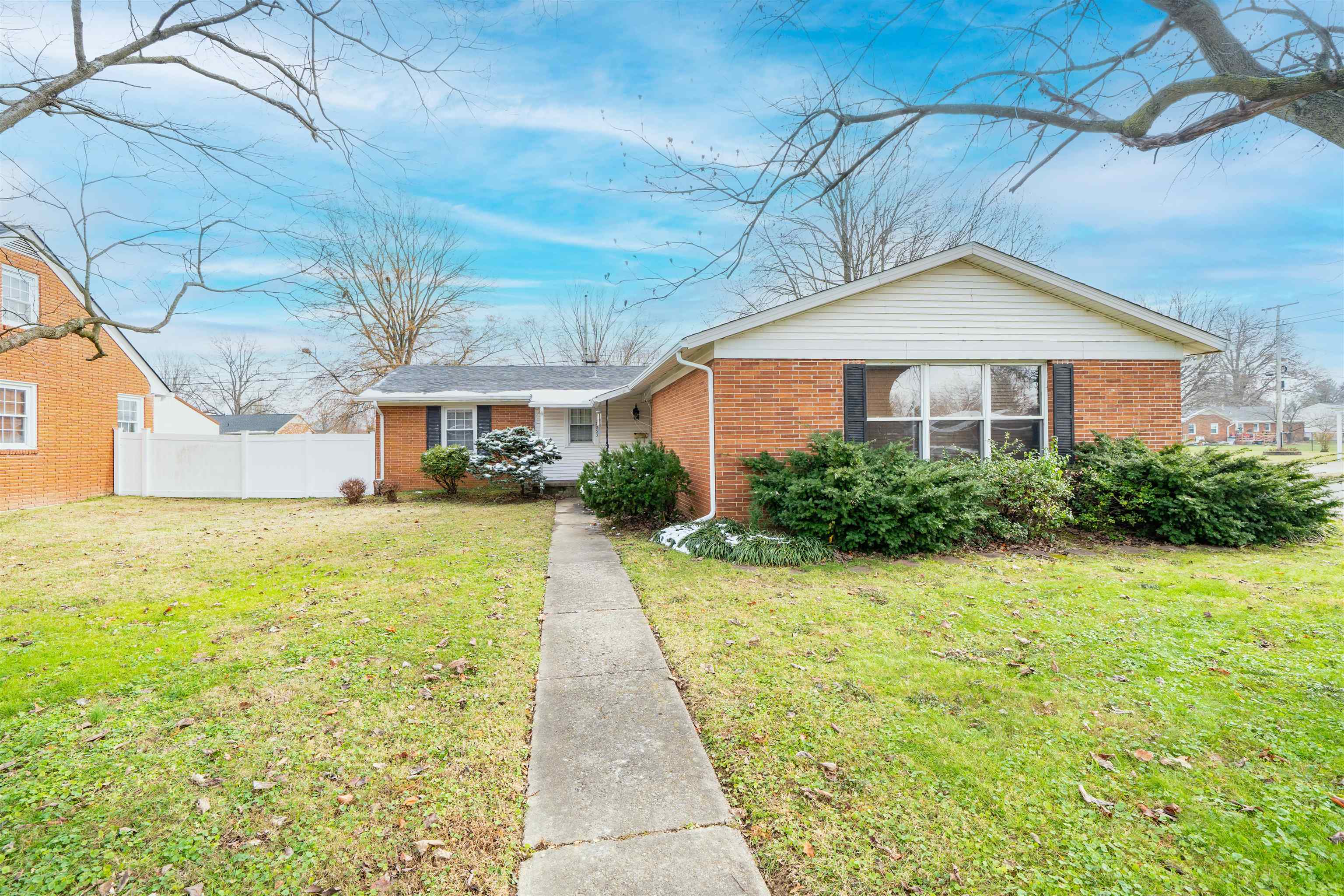 2953 Royal Dr, Owensboro, Kentucky 42301, 4 Bedrooms Bedrooms, ,2 BathroomsBathrooms,Single Family Residence,For Sale,Royal Dr,93721