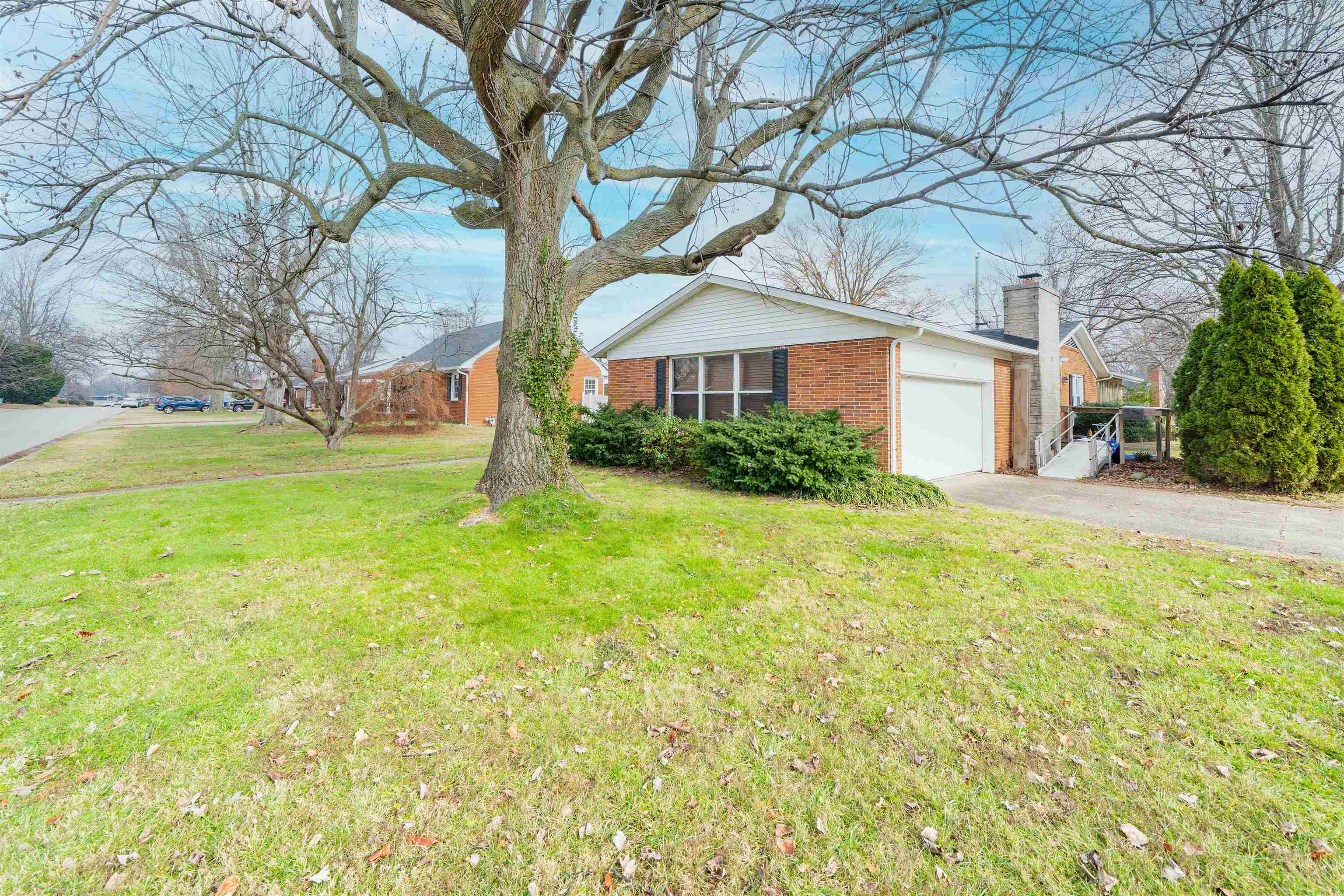 2953 Royal Dr, Owensboro, Kentucky 42301, 4 Bedrooms Bedrooms, ,2 BathroomsBathrooms,Single Family Residence,For Sale,Royal Dr,93721