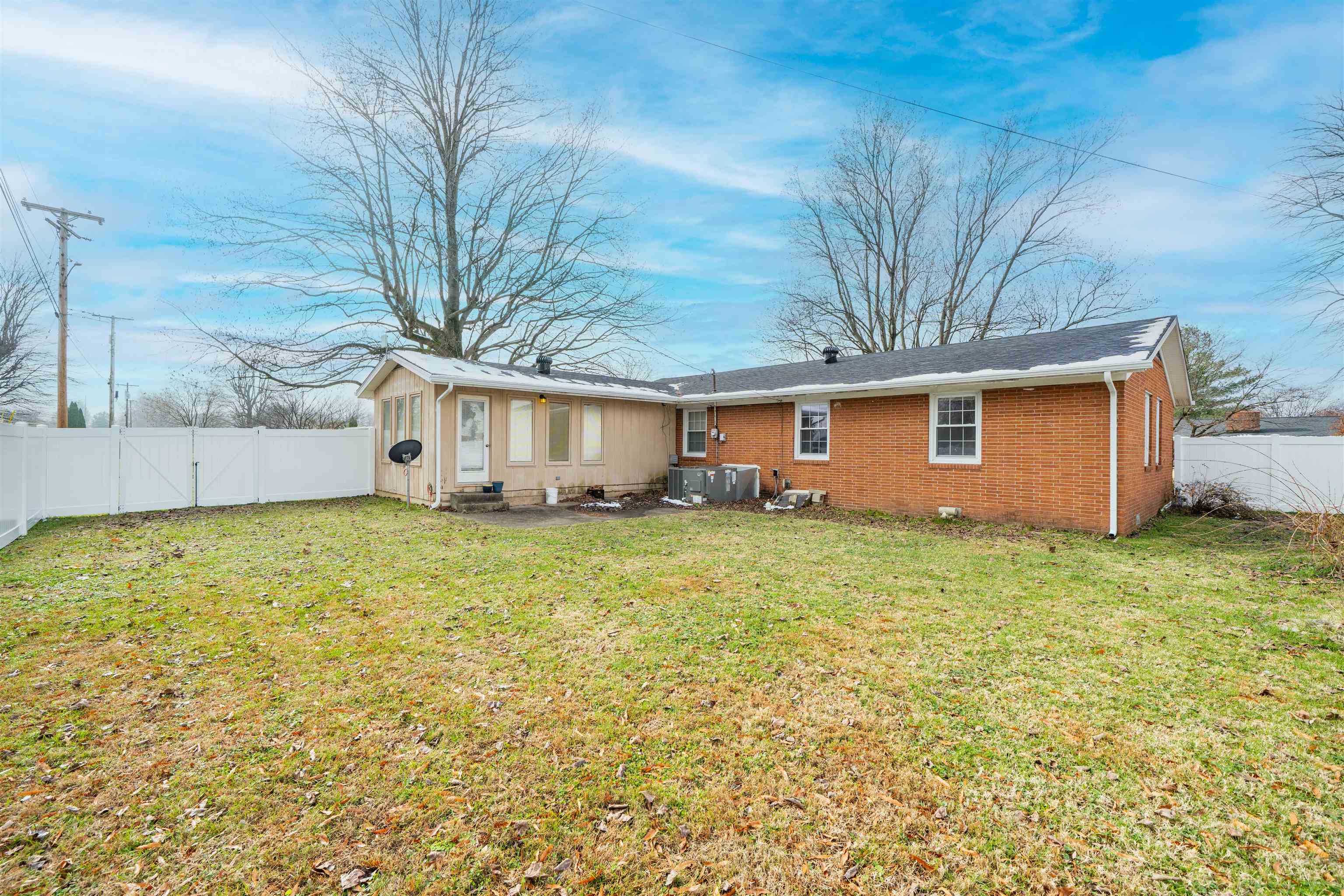 2953 Royal Dr, Owensboro, Kentucky 42301, 4 Bedrooms Bedrooms, ,2 BathroomsBathrooms,Single Family Residence,For Sale,Royal Dr,93721