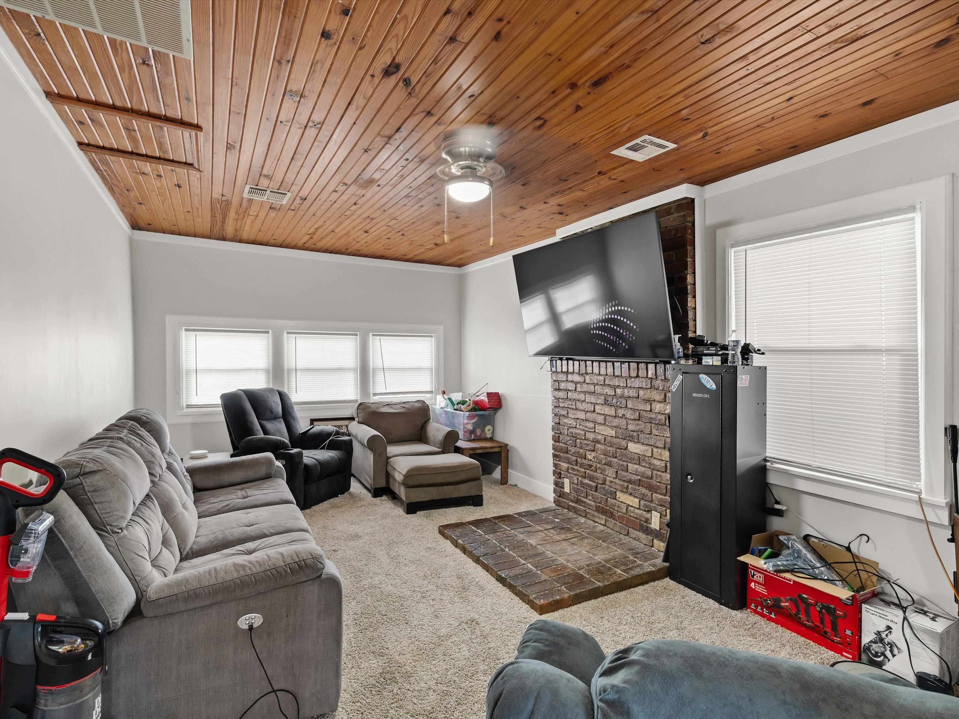 708 Elm St, Cloverport, Kentucky 40111, 3 Bedrooms Bedrooms, ,1 BathroomBathrooms,Single Family Residence,For Sale,Elm St,93727