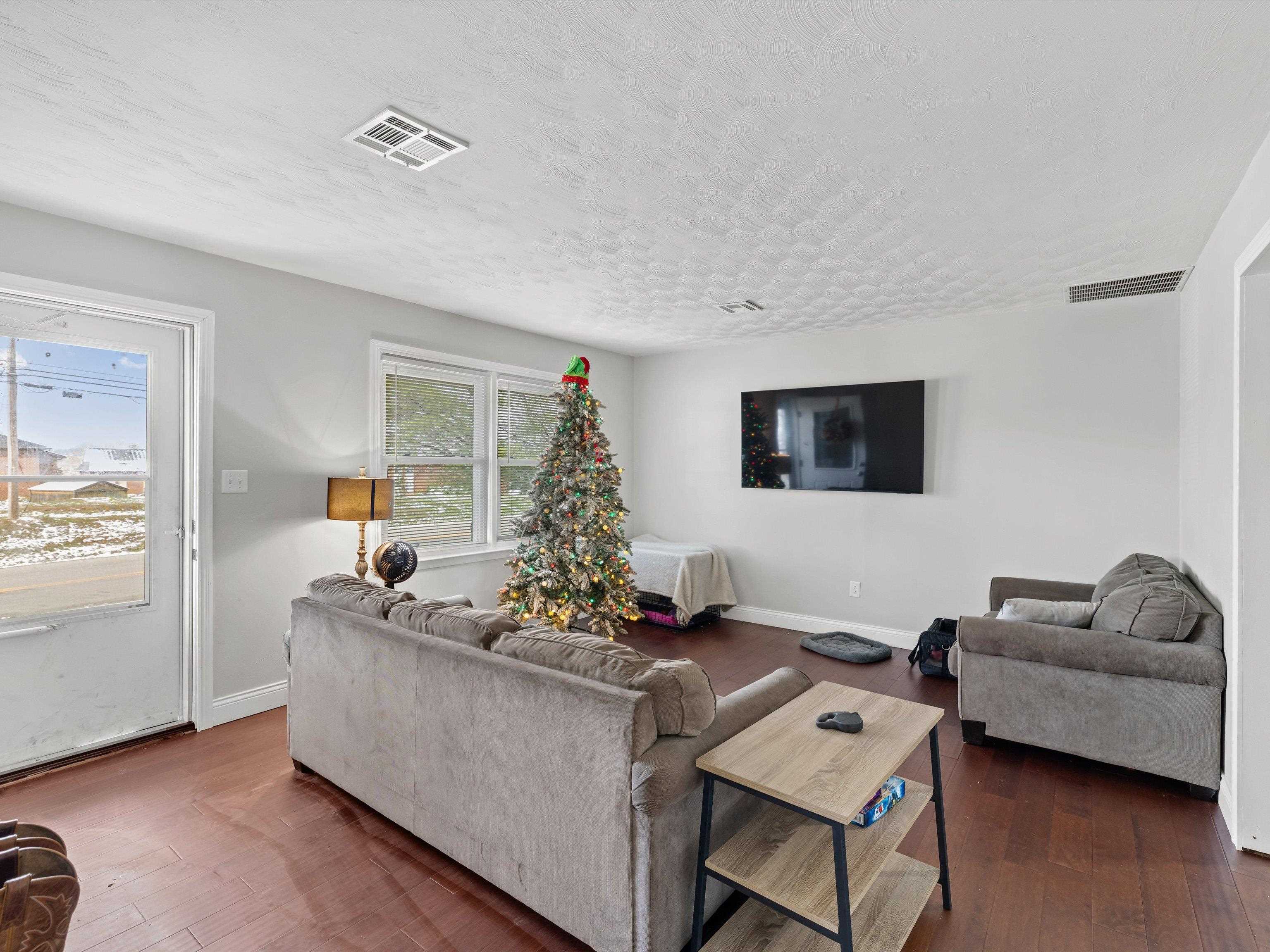 708 Elm St, Cloverport, Kentucky 40111, 3 Bedrooms Bedrooms, ,1 BathroomBathrooms,Single Family Residence,For Sale,Elm St,93727