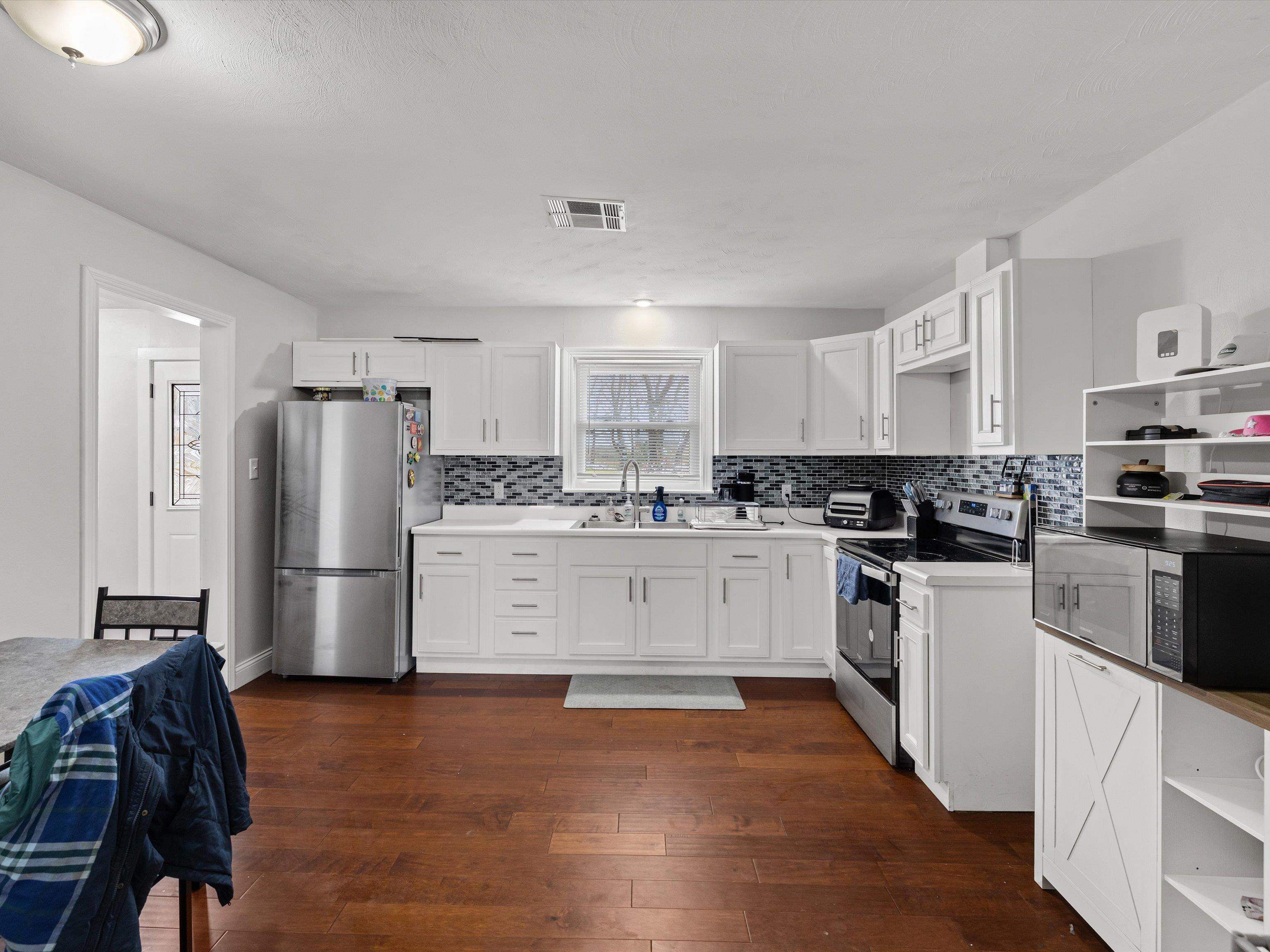 708 Elm St, Cloverport, Kentucky 40111, 3 Bedrooms Bedrooms, ,1 BathroomBathrooms,Single Family Residence,For Sale,Elm St,93727