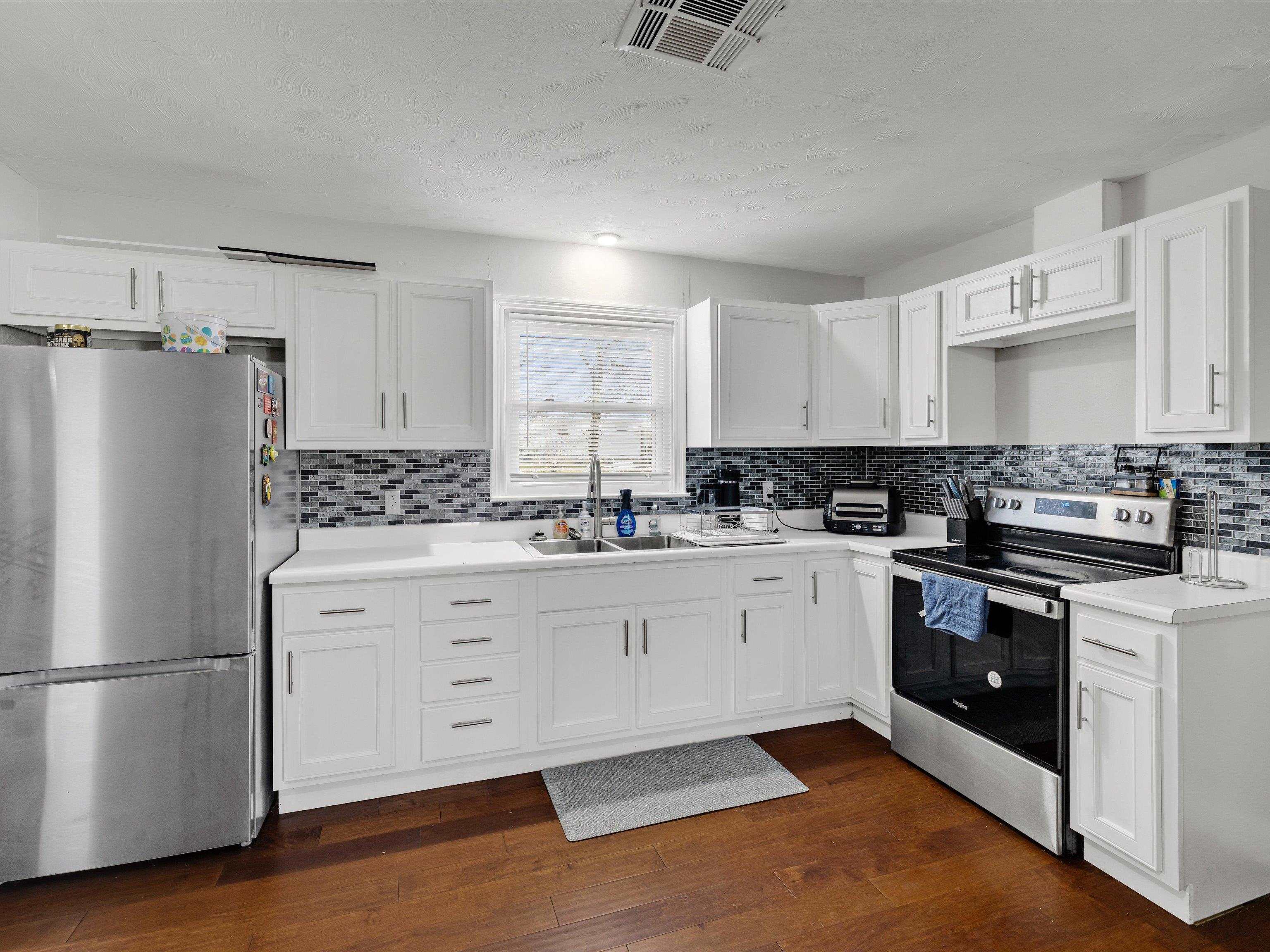 708 Elm St, Cloverport, Kentucky 40111, 3 Bedrooms Bedrooms, ,1 BathroomBathrooms,Single Family Residence,For Sale,Elm St,93727