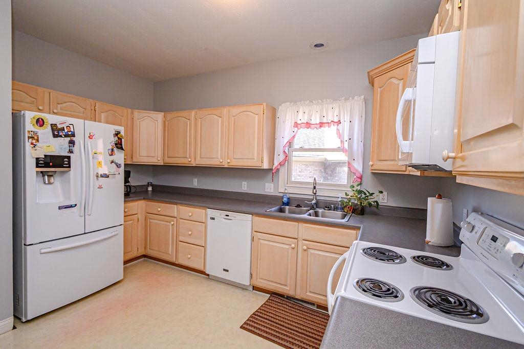 4005 Pine Lake Ct., Owensboro, Kentucky 42303, 3 Bedrooms Bedrooms, ,2 BathroomsBathrooms,Single Family Residence,For Sale,Pine Lake Ct.,93737