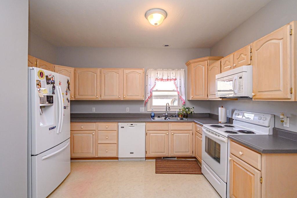 4005 Pine Lake Ct., Owensboro, Kentucky 42303, 3 Bedrooms Bedrooms, ,2 BathroomsBathrooms,Single Family Residence,For Sale,Pine Lake Ct.,93737