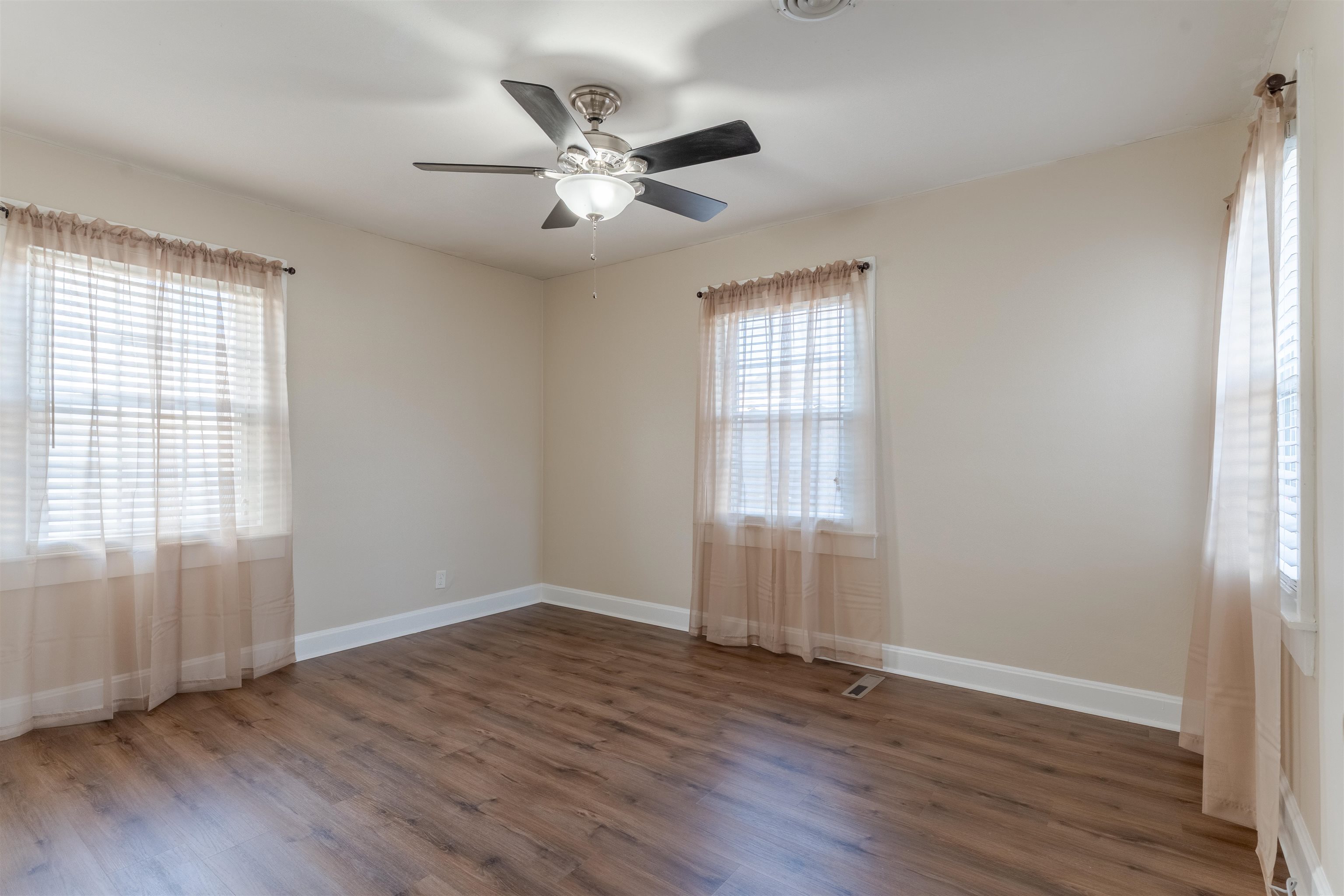 605 12th, Owensboro, Kentucky 42301, 2 Bedrooms Bedrooms, ,1 BathroomBathrooms,Single Family Residence,For Sale,12th,93761