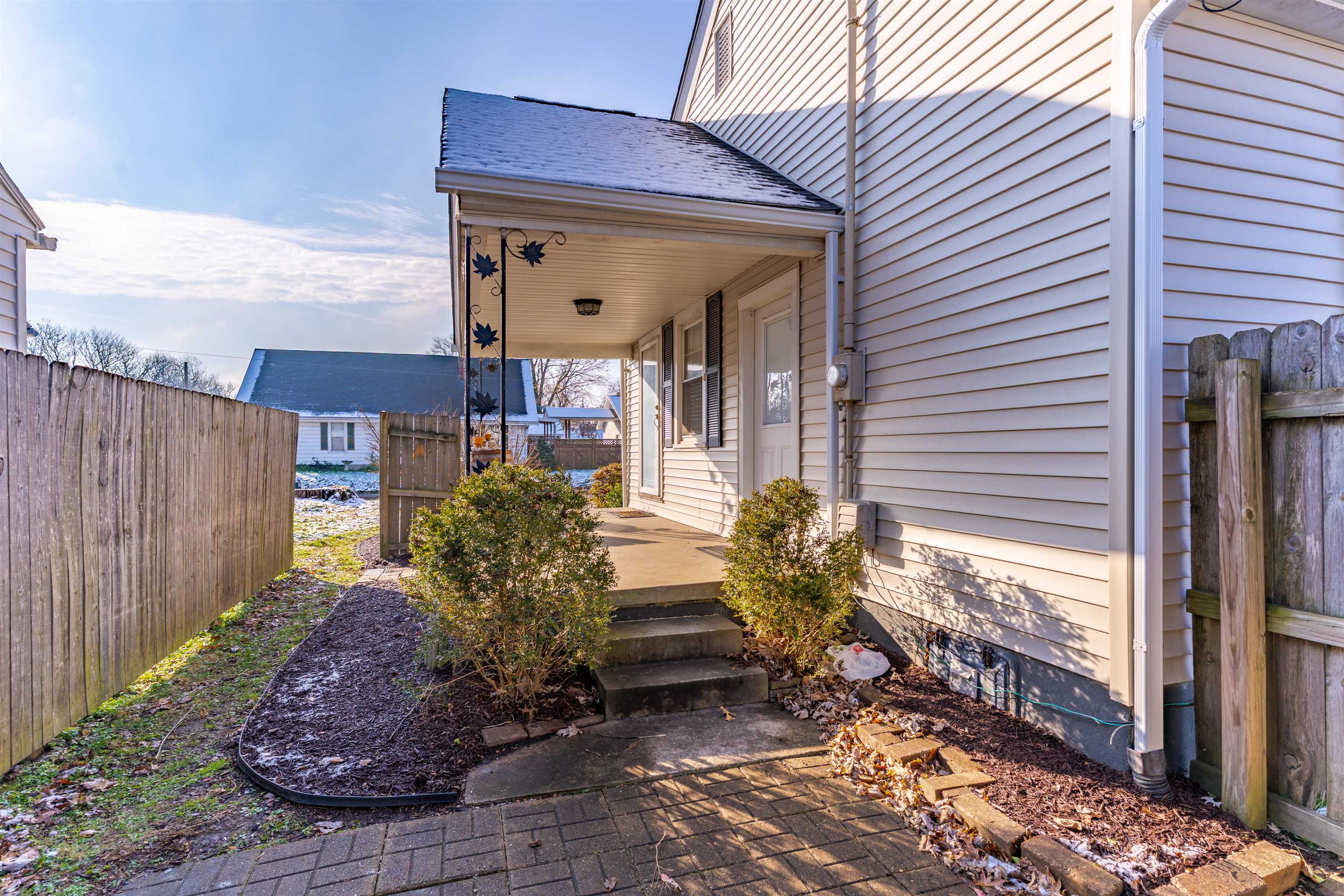 605 12th, Owensboro, Kentucky 42301, 2 Bedrooms Bedrooms, ,1 BathroomBathrooms,Single Family Residence,For Sale,12th,93761